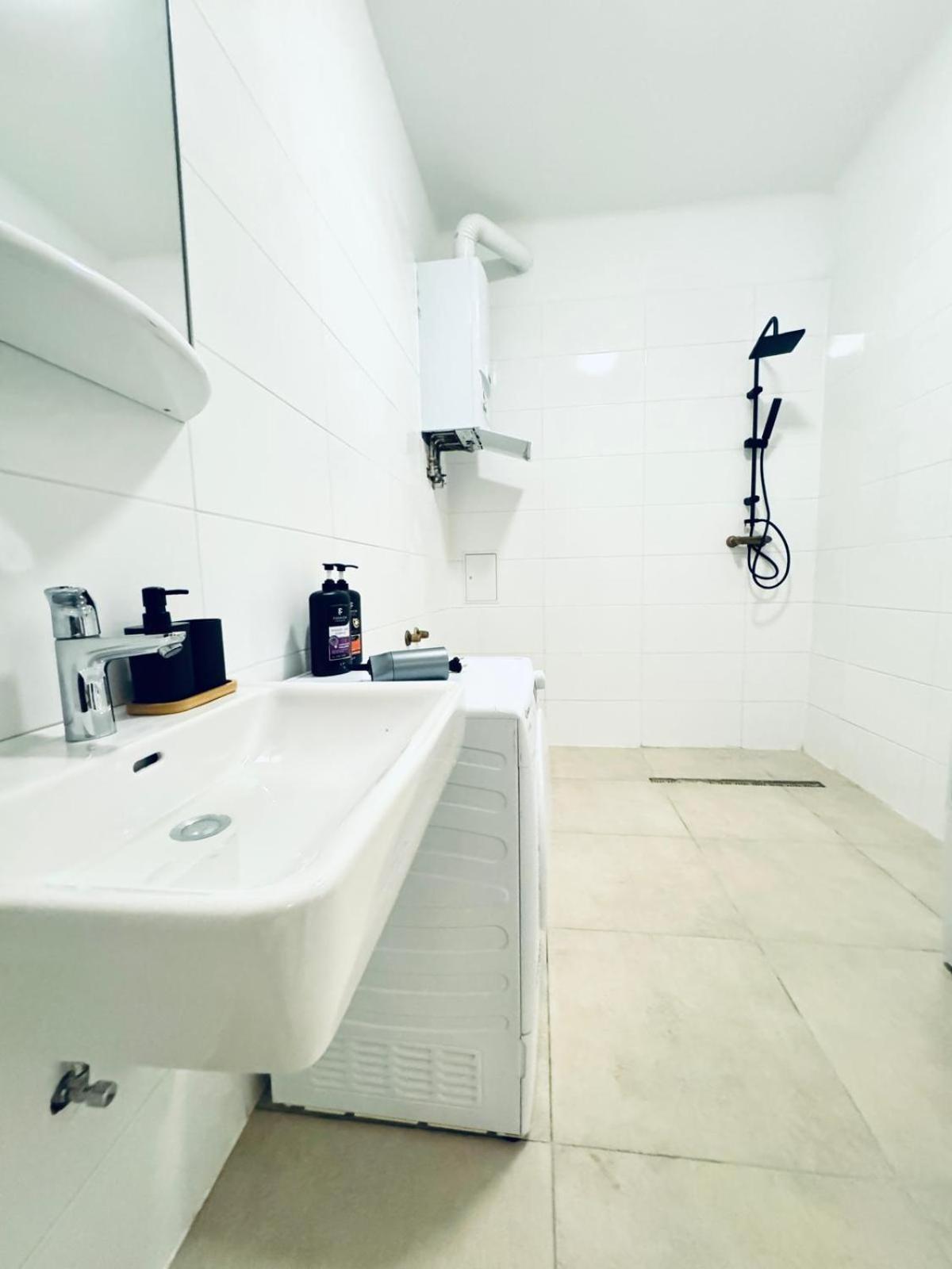 Apartment 4br Shared With View Only 7- Min To Westbahnhof Wien