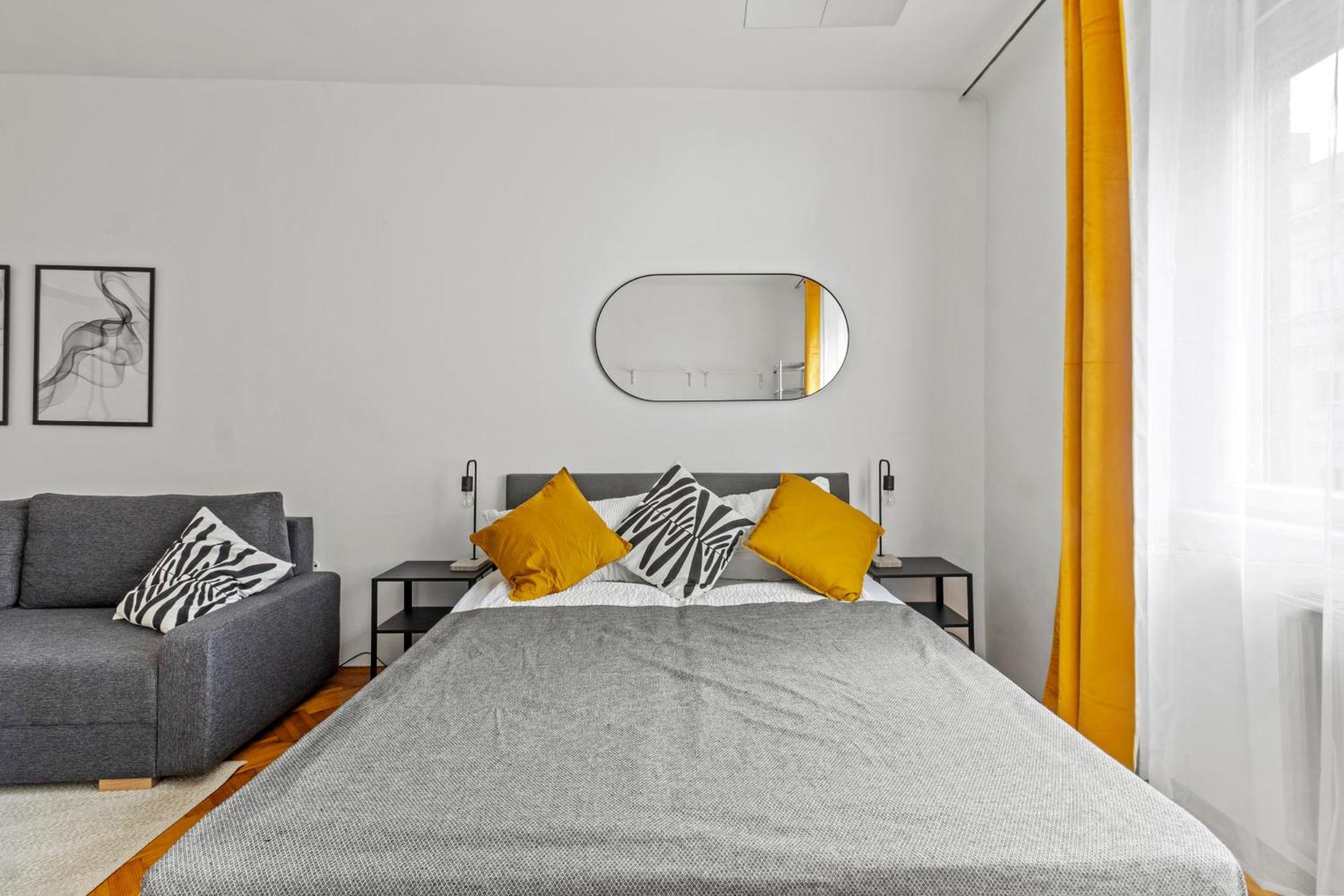 Zentrale Fuer 12 Gaeste - 4 Schlafzimmer Apartment *