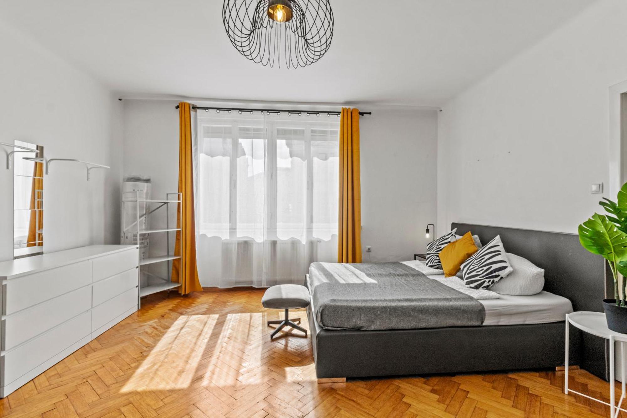 Zentrale Fuer 12 Gaeste - 4 Schlafzimmer Apartment *
