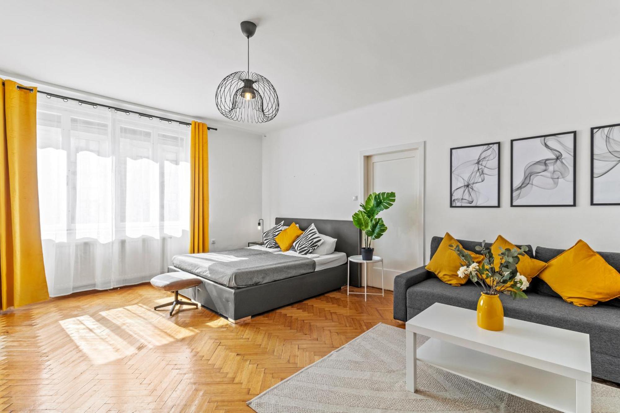 Zentrale Fuer 12 Gaeste - 4 Schlafzimmer *