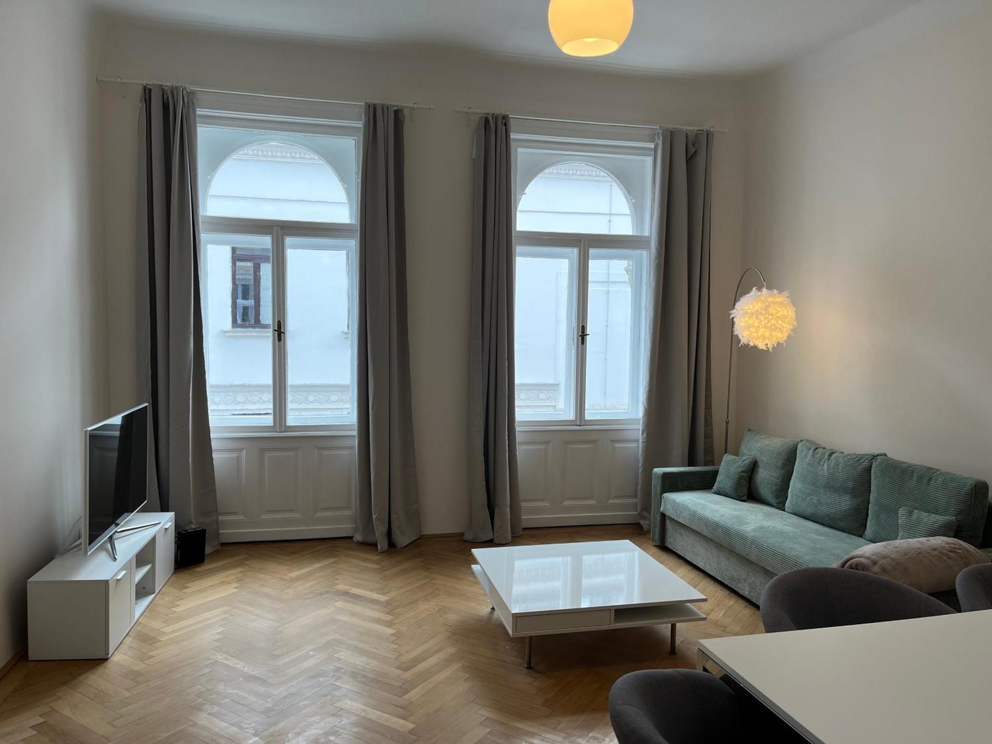 Grosszuegiger Wiener Altbau Gleich Neben Schoenbrunn * Vienna