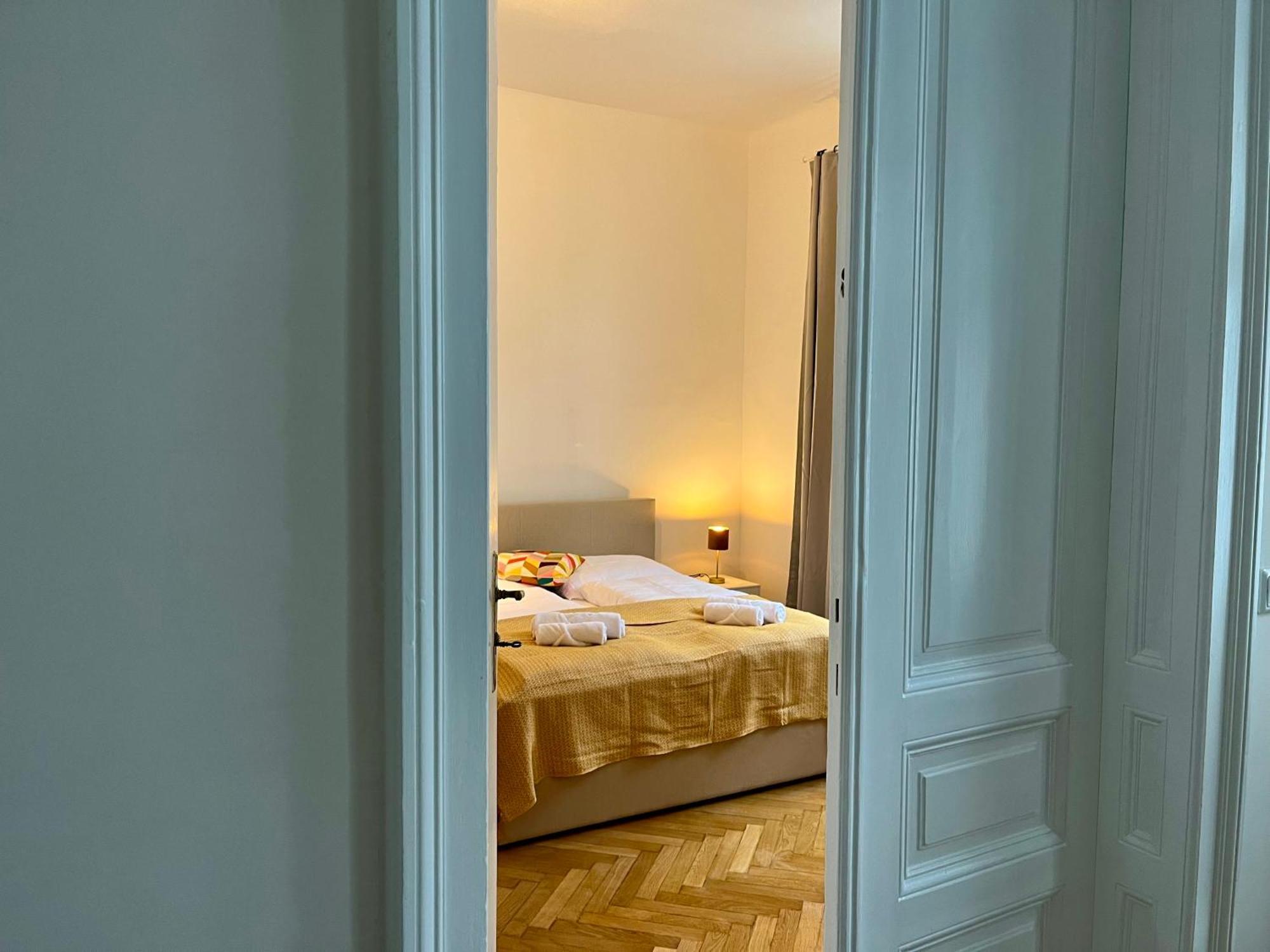 Grosszuegiger Wiener Altbau Gleich Neben Schoenbrunn Appartamento