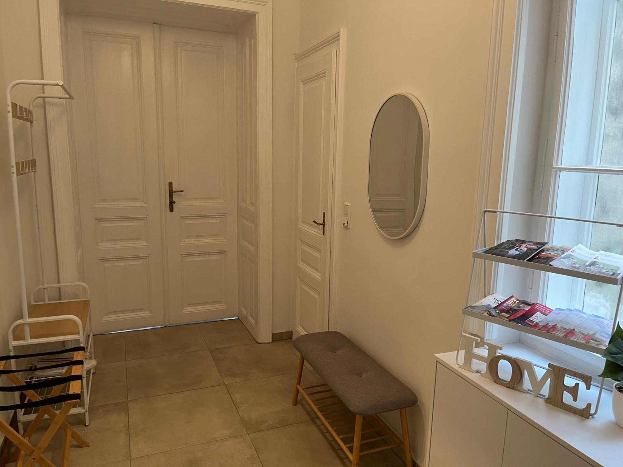 Grosszuegiger Wiener Altbau Gleich Neben Schoenbrunn * Vienna