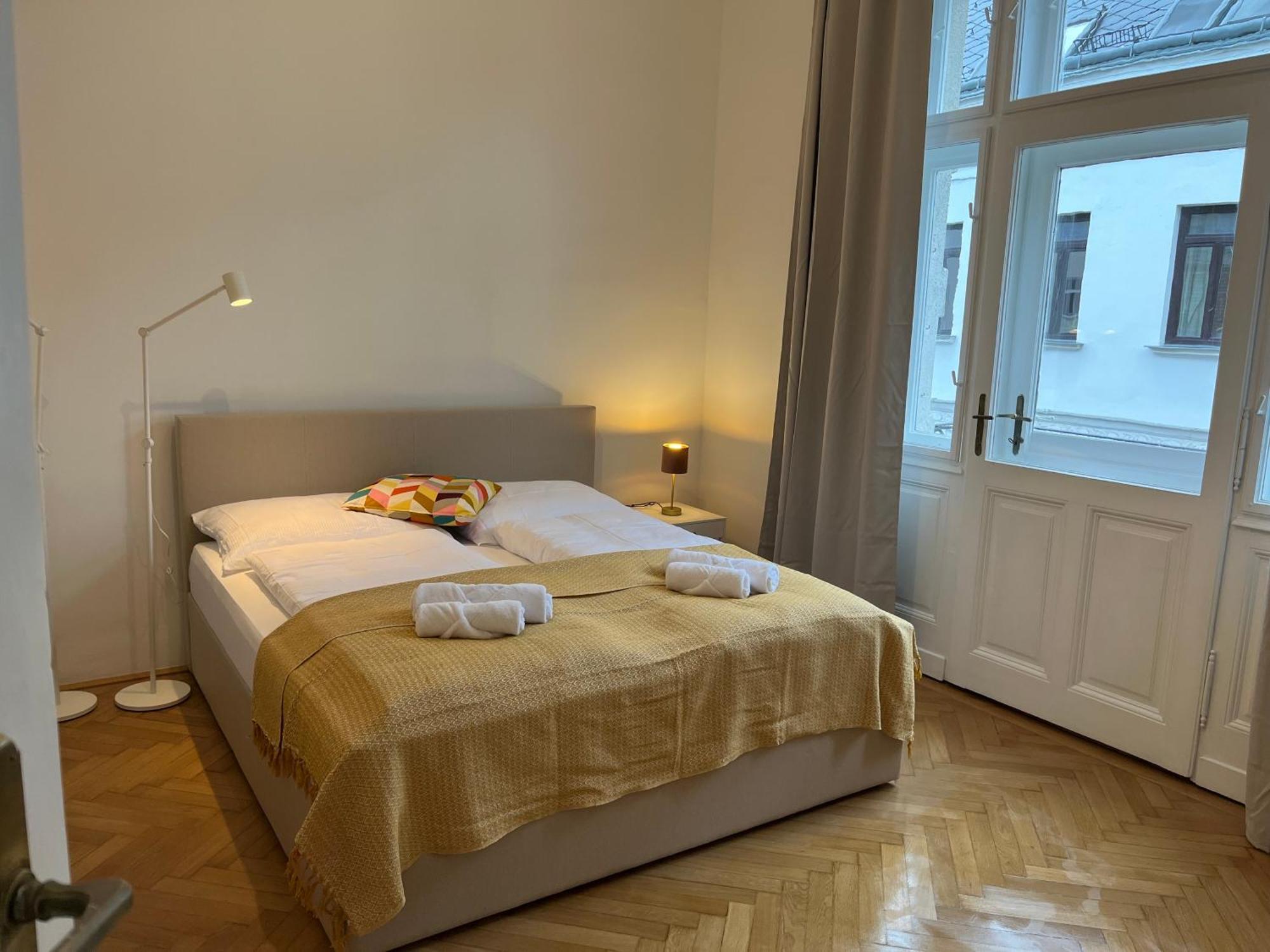 Grosszuegiger Wiener Altbau Gleich Neben Schoenbrunn Appartamento Vienna