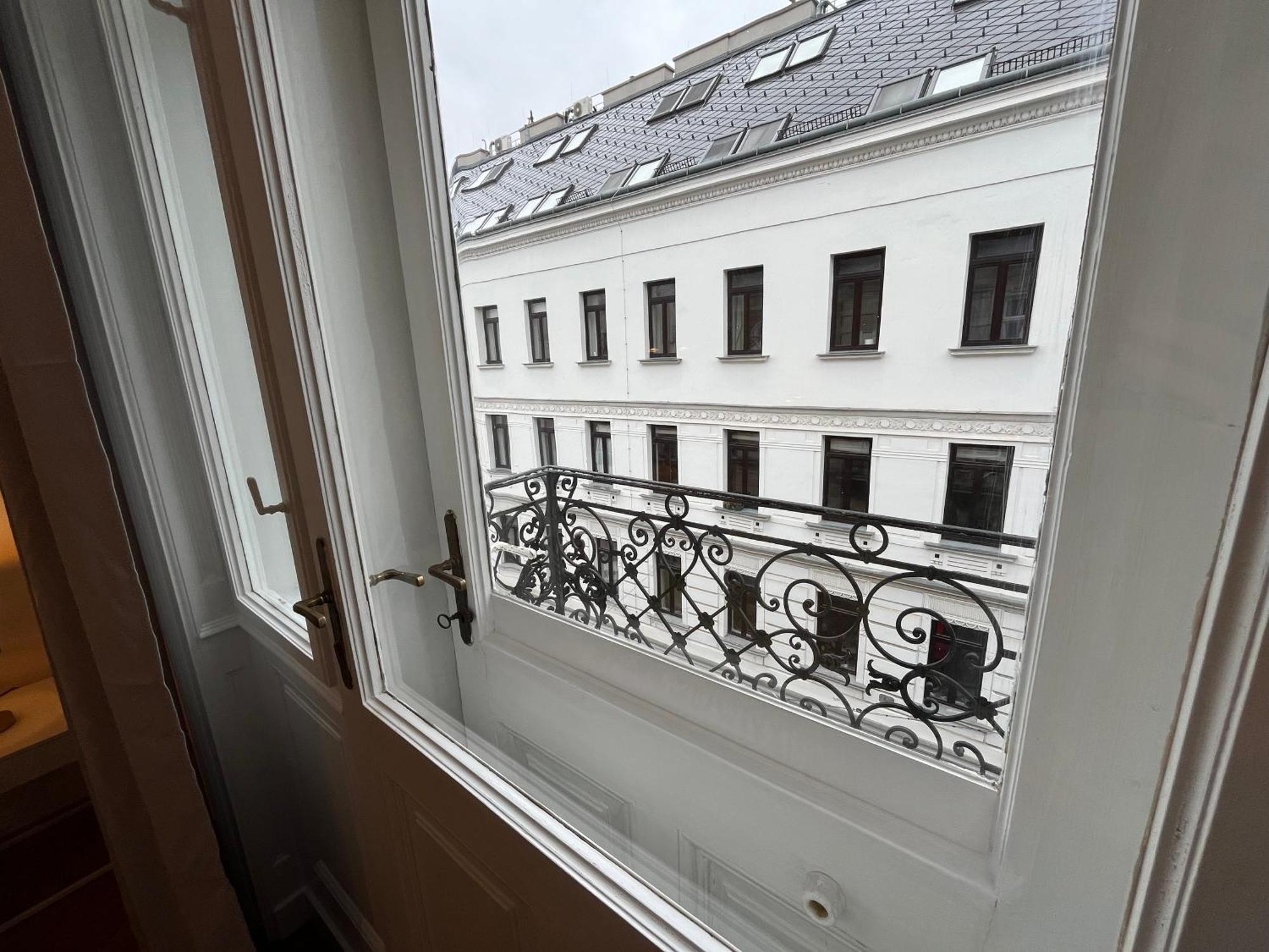 Grosszuegiger Wiener Altbau Gleich Neben Schoenbrunn Vienna