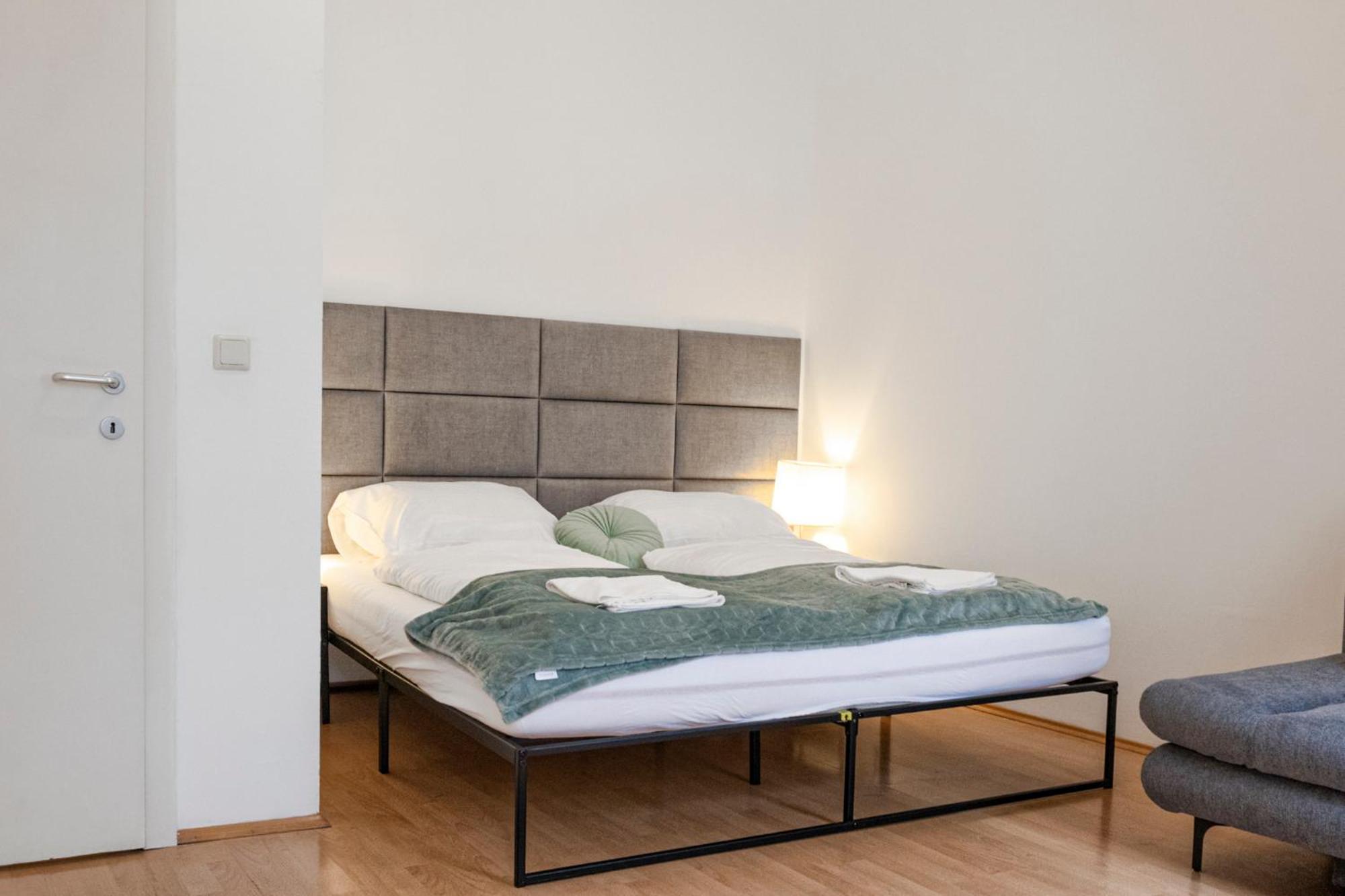 Amazing 2br Shared Only 7 Min To Wiener Stadthalle Apartment