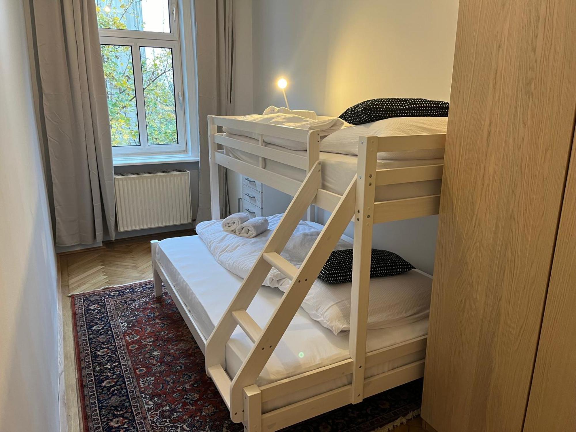 Grosszuegiger Wiener Altbau Gleich Neben Schoenbrunn * Vienna