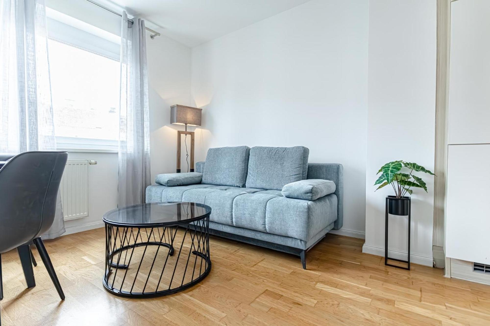 Chic 1br And 1lr In Apartment *