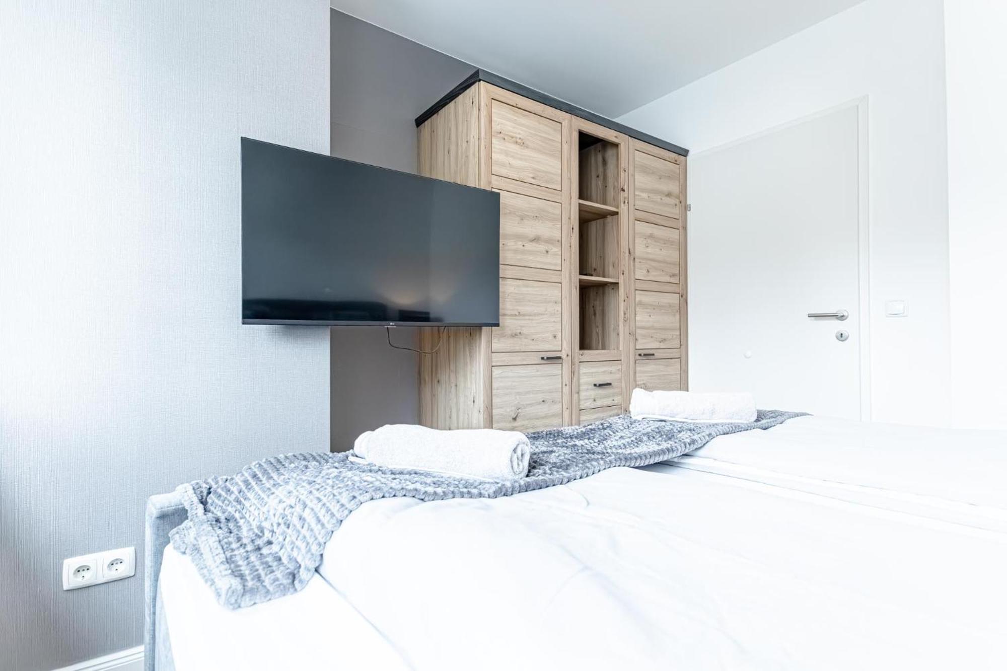 Chic 1br And 1lr In Apartment *