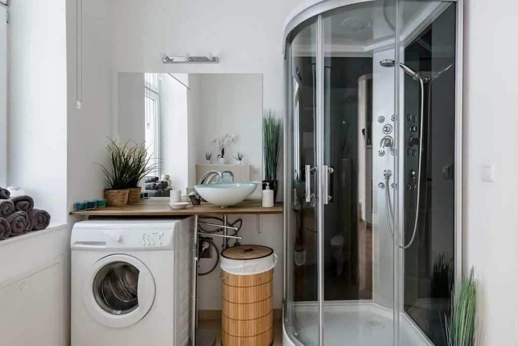Relocation Or Expats, Only Long Term Stay! 2 Min To Metro Apartamento *