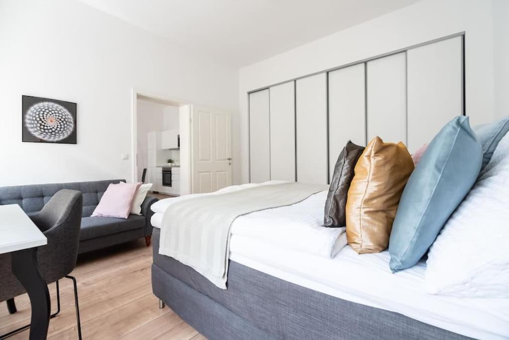 Relocation Or Expats, Only Long Term Stay! 2 Min To Metro Apartamento