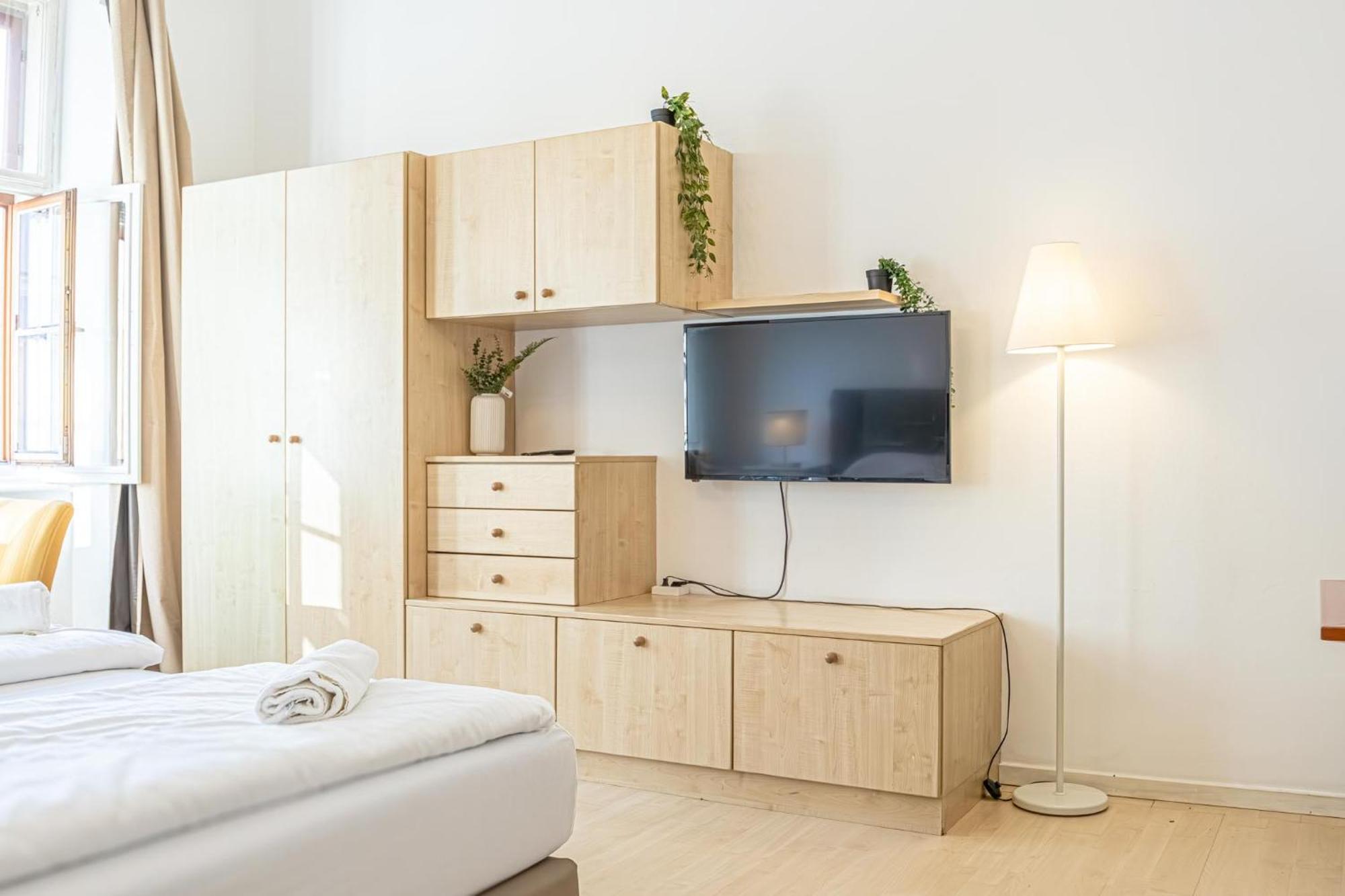 8 Min Walk To Wiener Stadthalle, Stylish 1br * Vienna