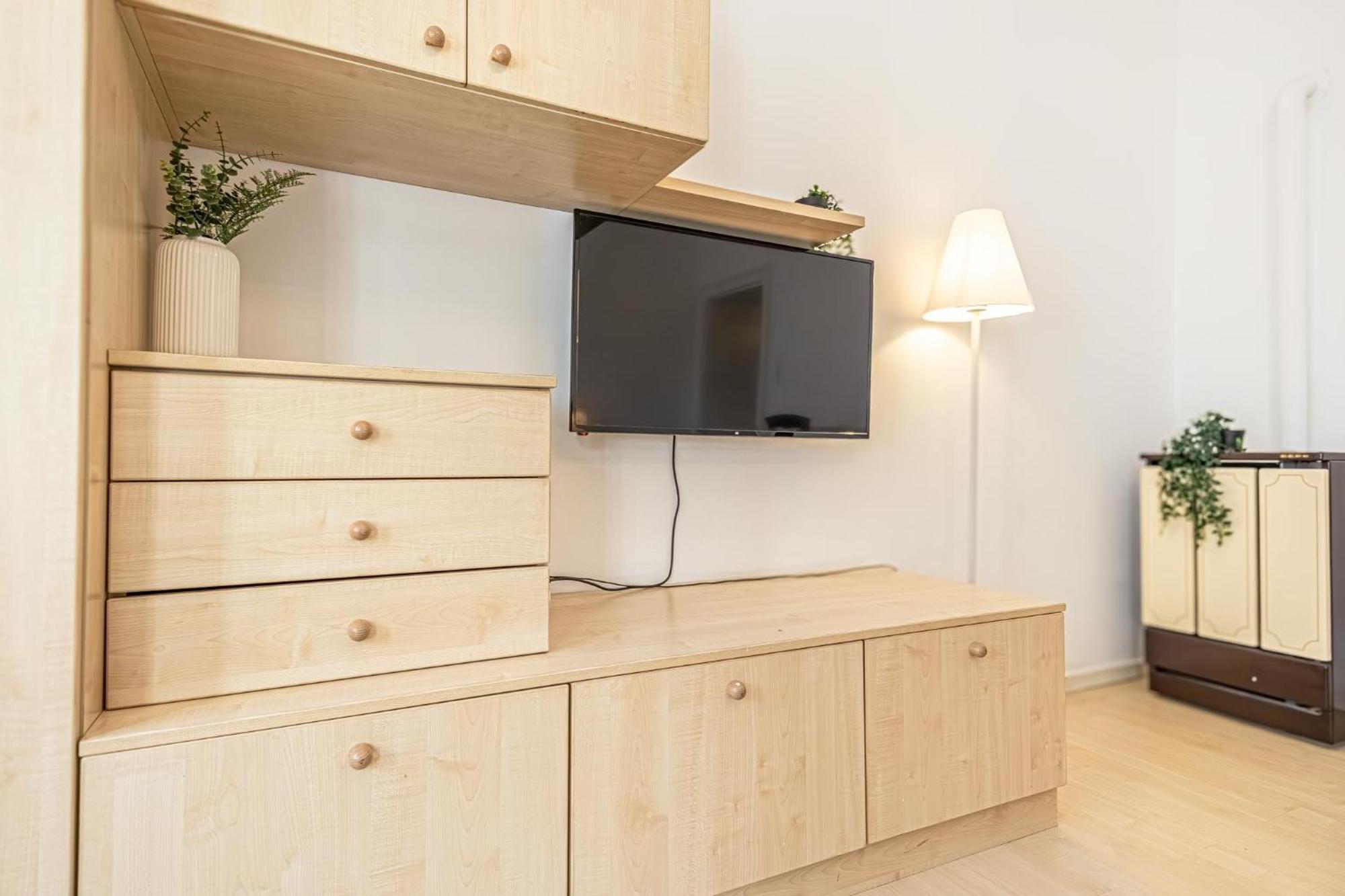 8 Min Walk To Wiener Stadthalle, Stylish 1br