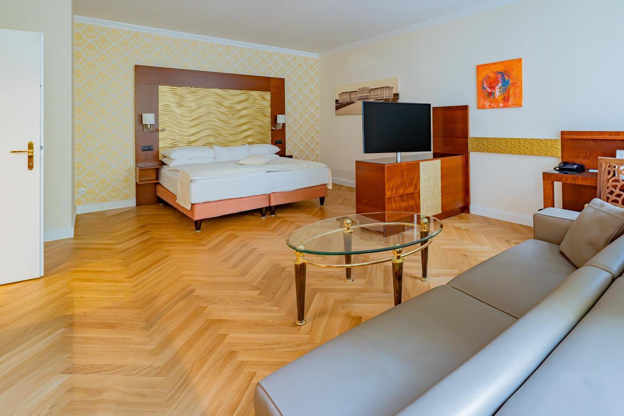 Josefshof Am Rathaus Hotel 4*