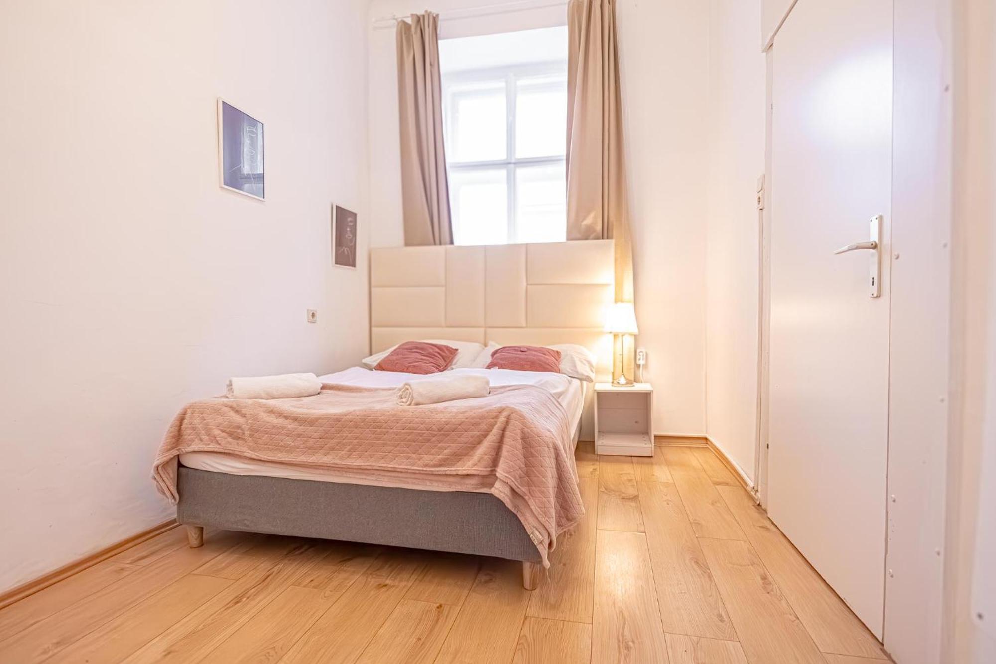 Comfortable 2br Apt Central And Well Connected *