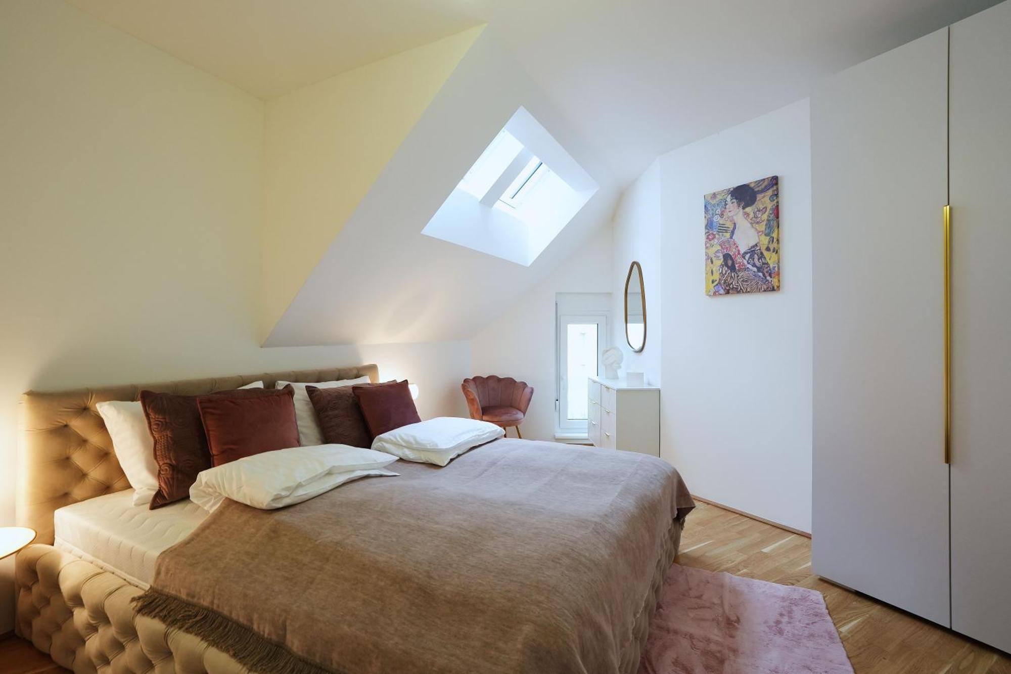 Carl's Design Residences By Domicilia Apartment