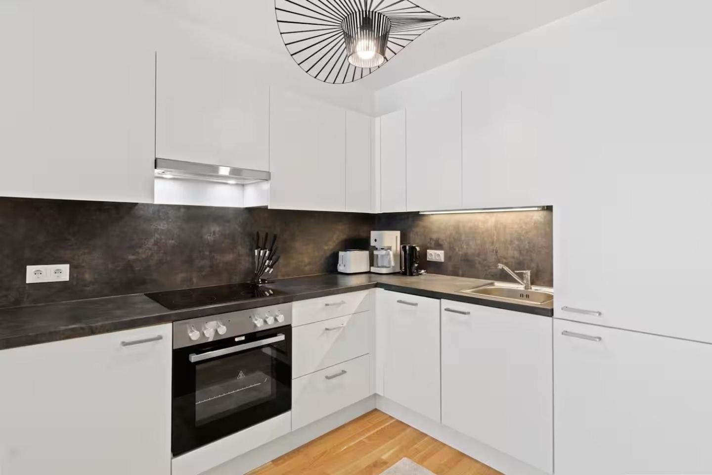 Fast Wifi I 3 Min Walk To Metro I On-site Parking For 19,90 Eur Apartment *