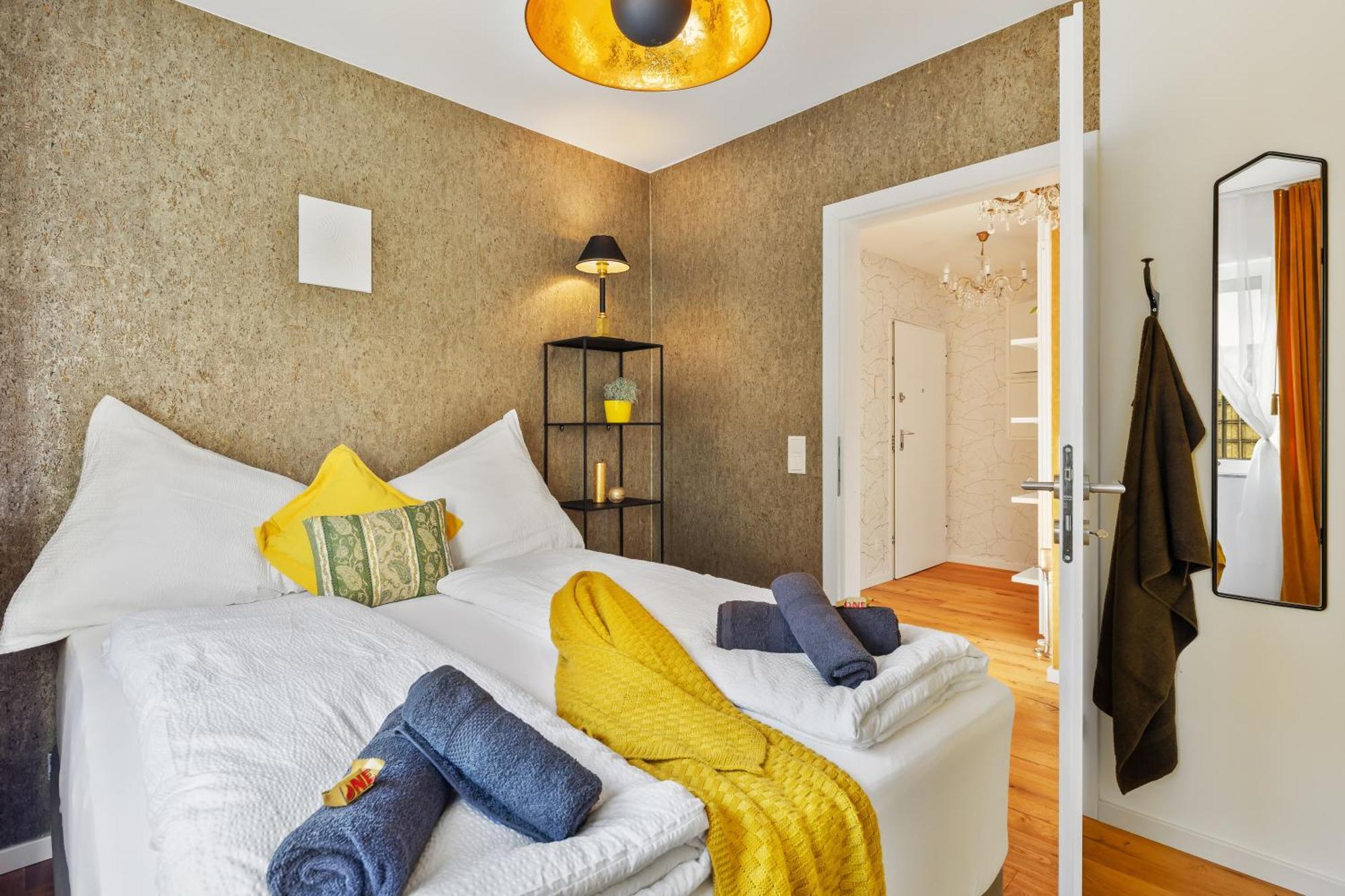 Yellow - Whirlpool Garden - Free Parking - Wifi