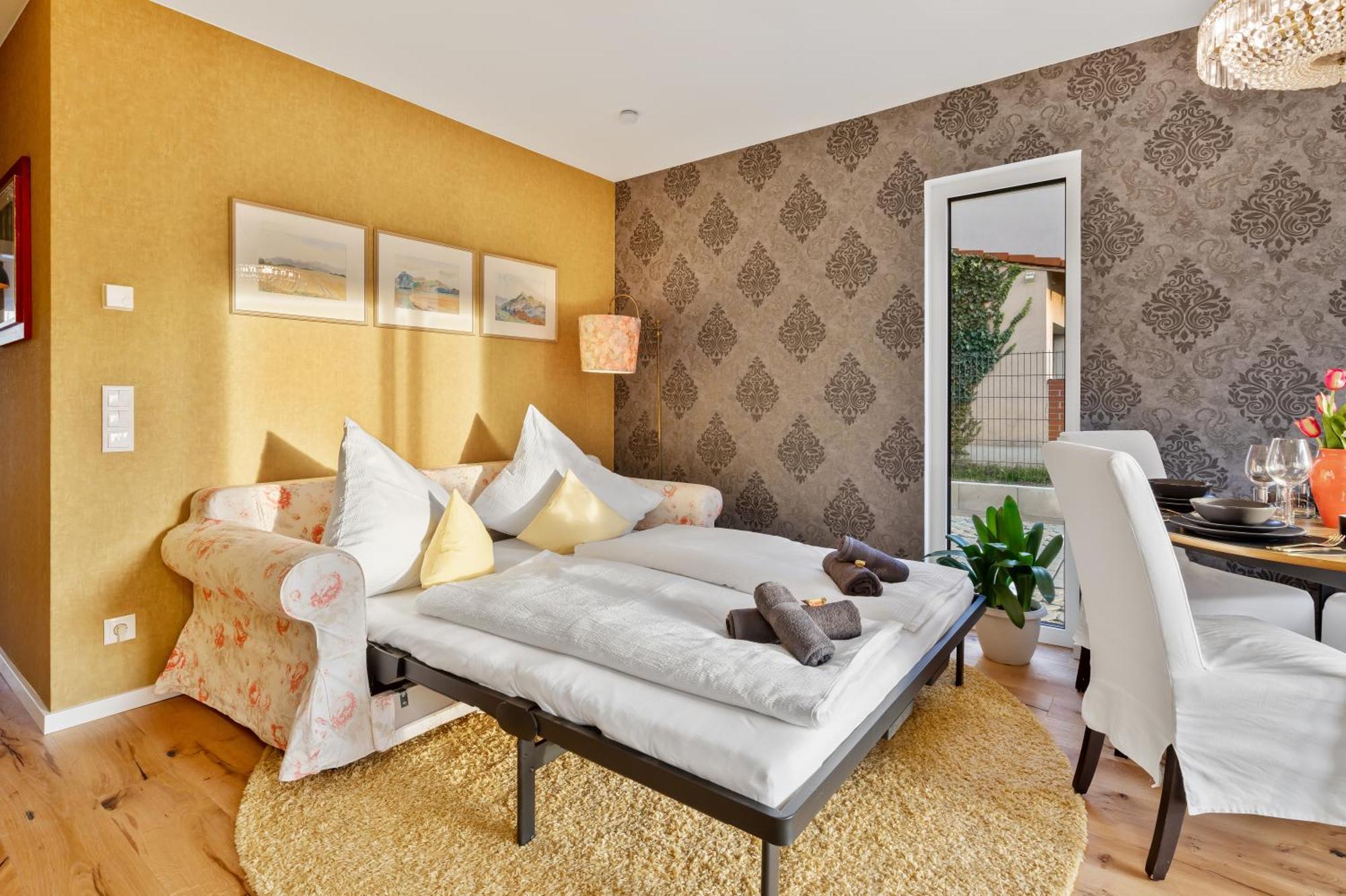 Yellow - Whirlpool Garden - Free Parking - Wifi