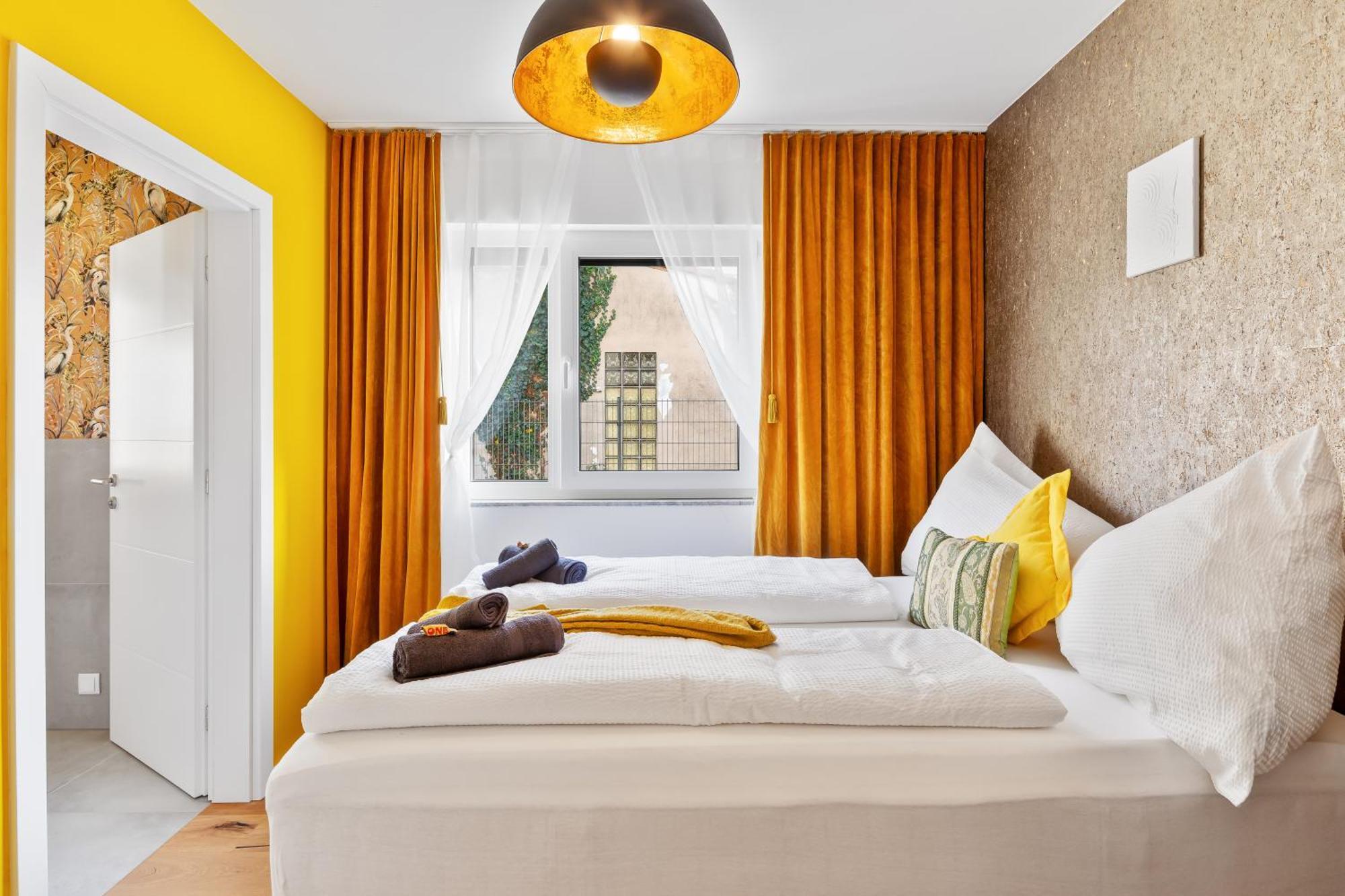 Yellow - Whirlpool Garden - Free Parking - Wifi *