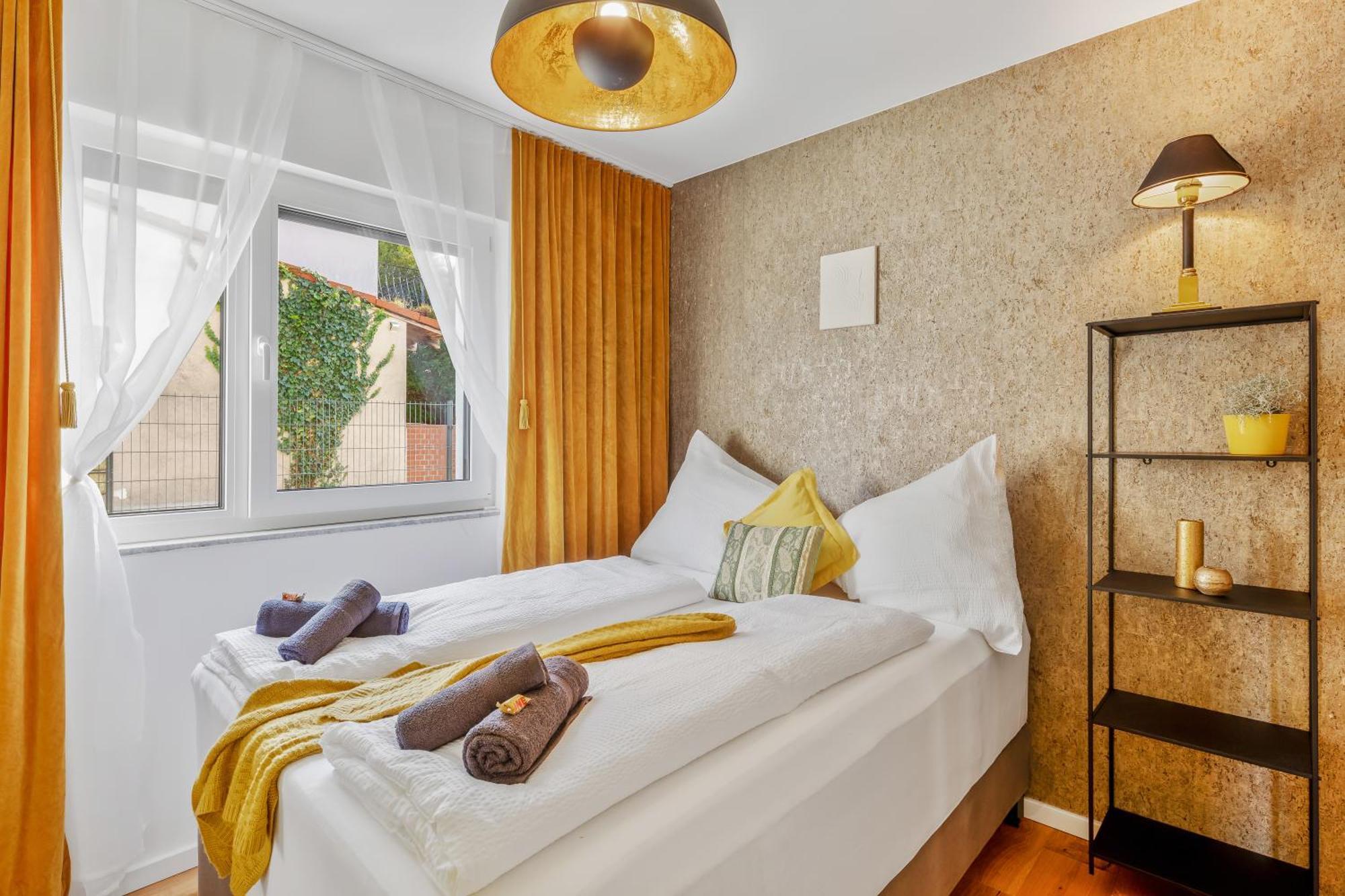 Yellow - Whirlpool Garden - Free Parking - Wifi