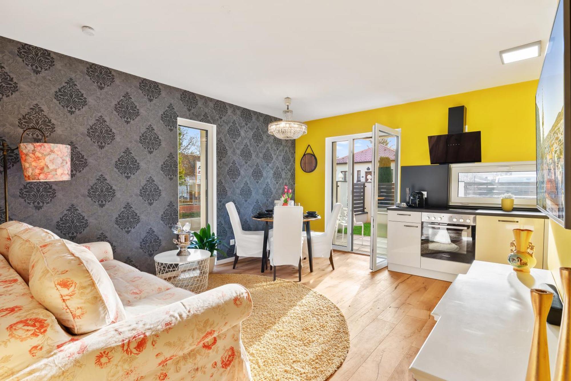 Yellow - Whirlpool Garden - Free Parking - Wifi *