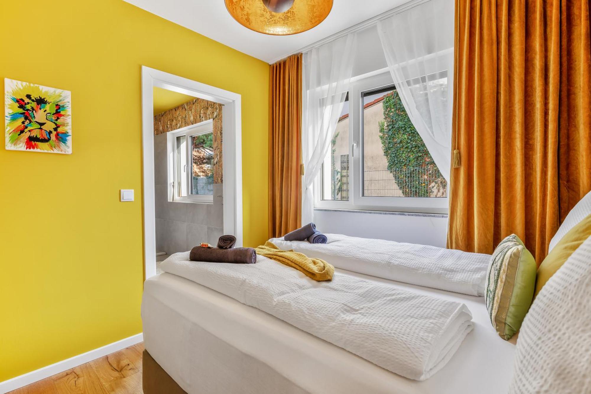 Yellow - Whirlpool Garden - Free Parking - Wifi Apartment *