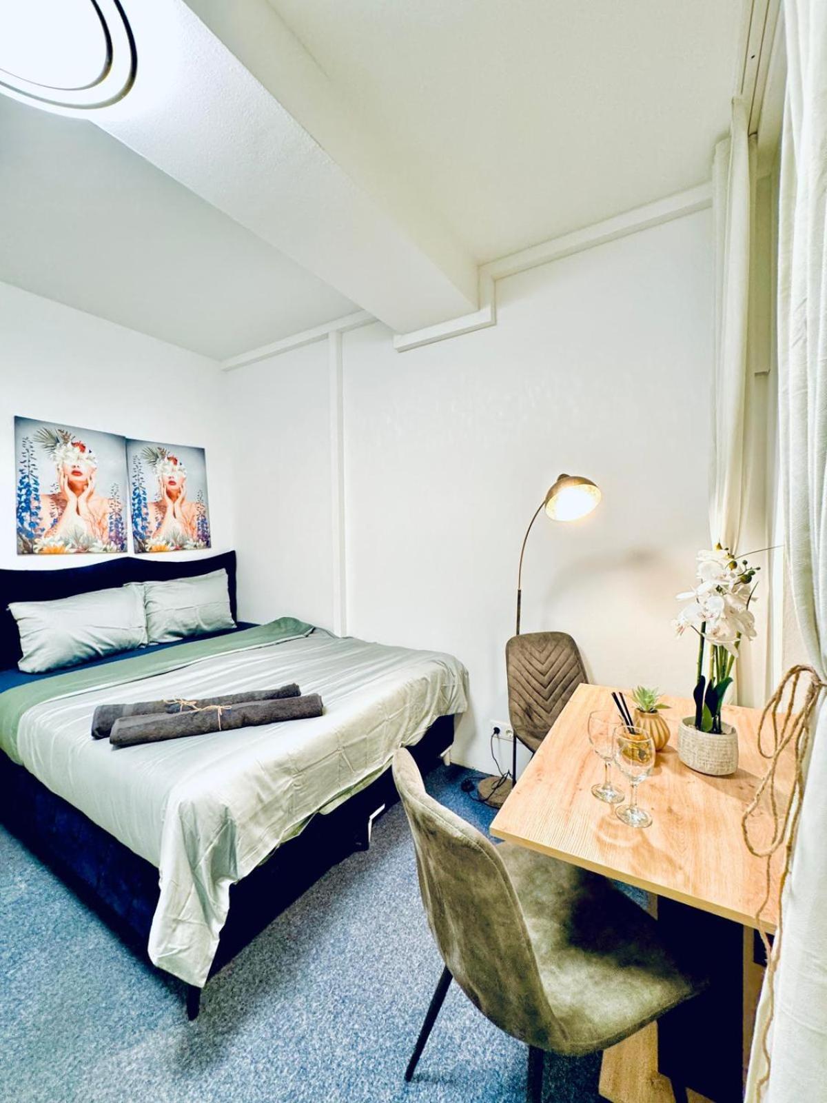 7br For Big Groups, With Great Location Apartment *