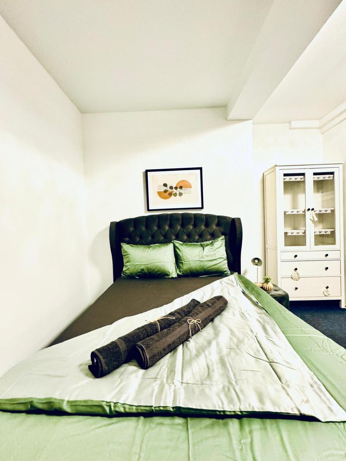 7br For Big Groups, With Great Location Apartment *