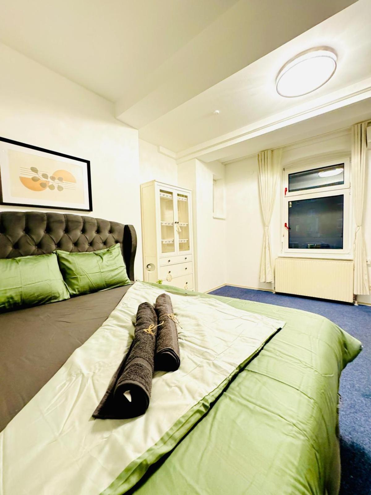 7br For Big Groups, With Great Location Apartment *