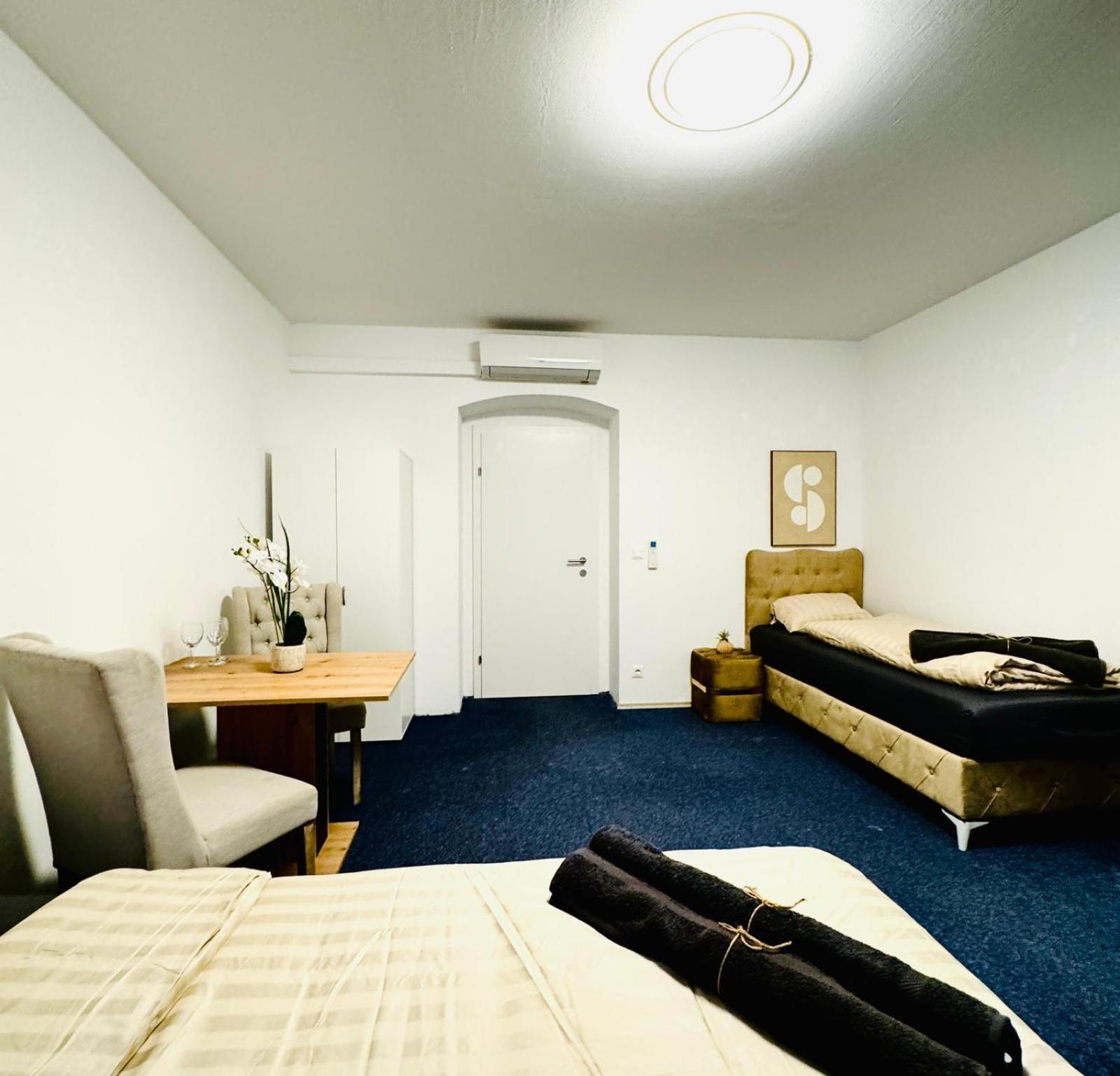 7br For Big Groups, With Great Location Apartment *