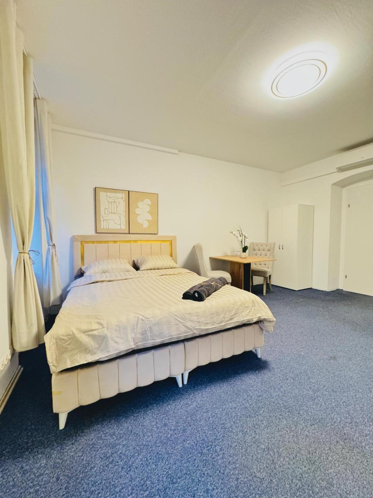 7br For Big Groups, With Great Location Apartment