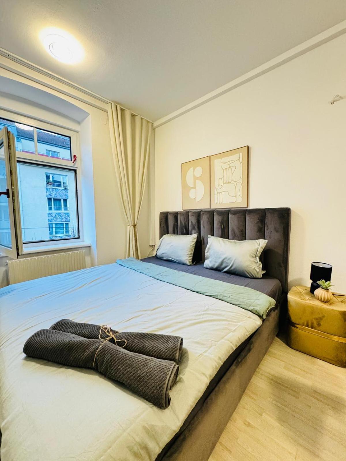 7br For Big Groups, With Great Location Apartment *
