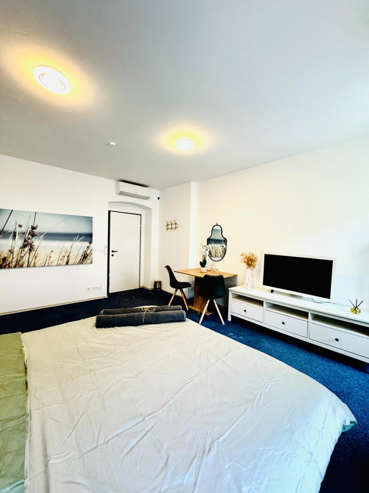 7br For Big Groups, With Great Location Apartment