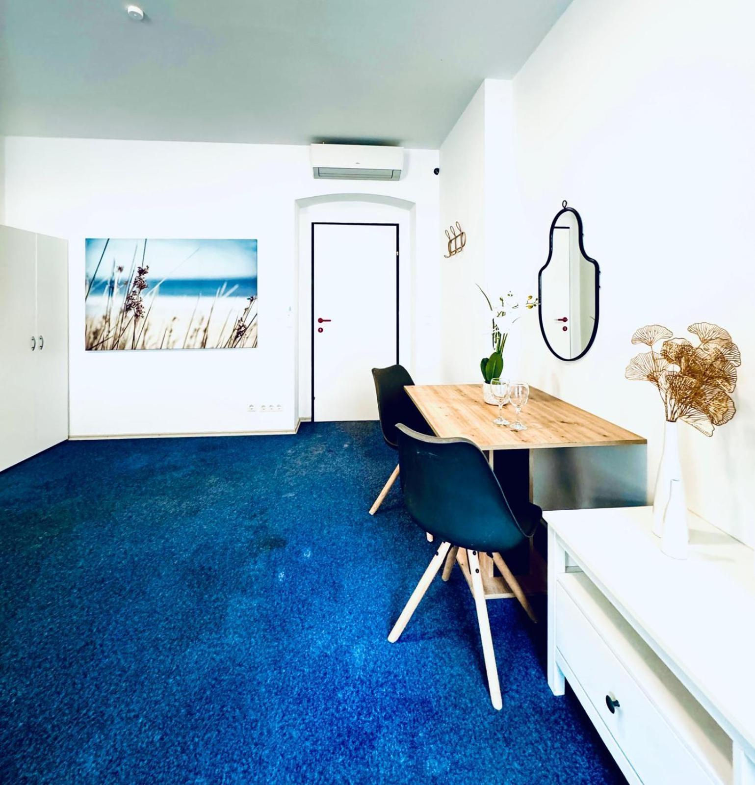 7br For Big Groups, With Great Location Apartment *