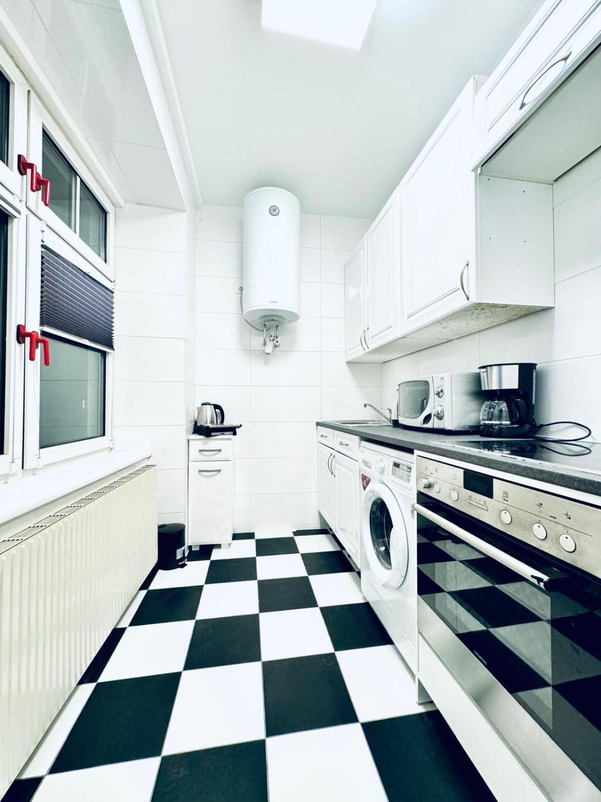 7br For Big Groups, With Great Location Apartment *
