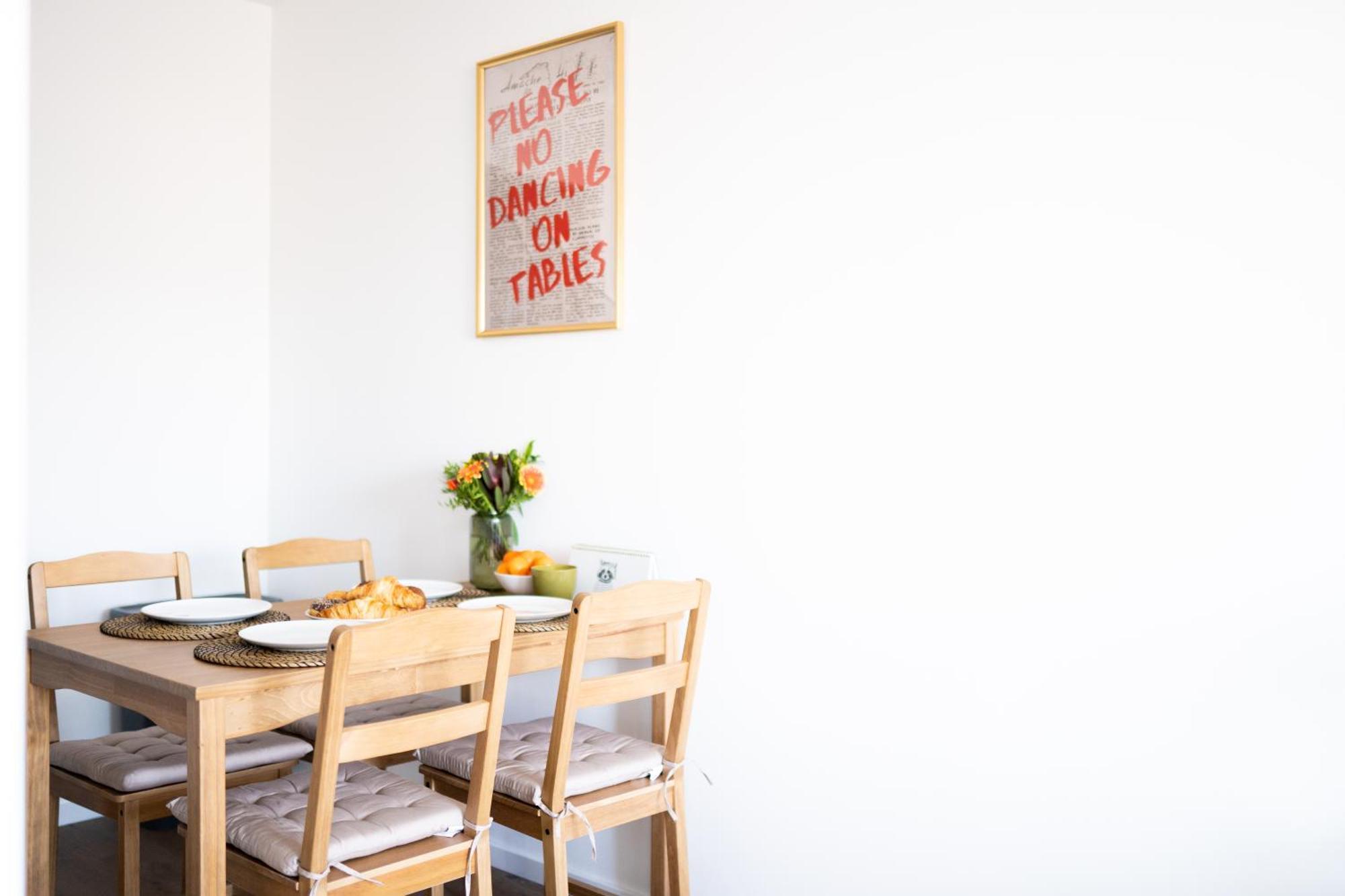 Stylish Modern With Terrace & Free Parking Apartment *
