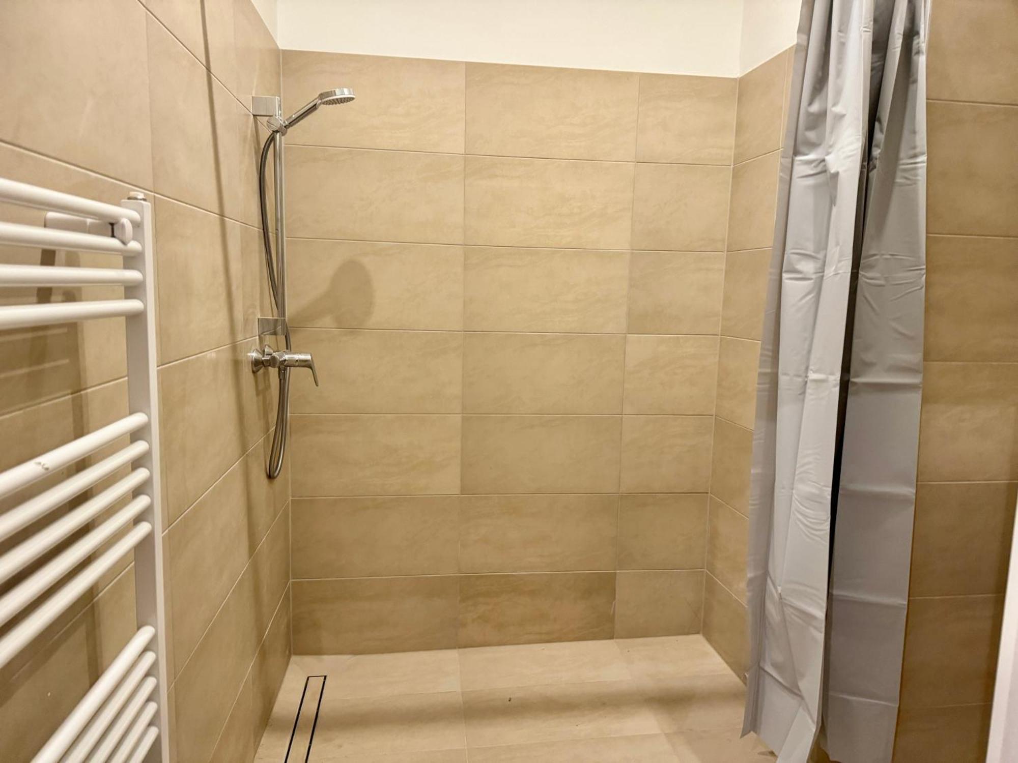 Spacious - 15 Min To Center Apartment