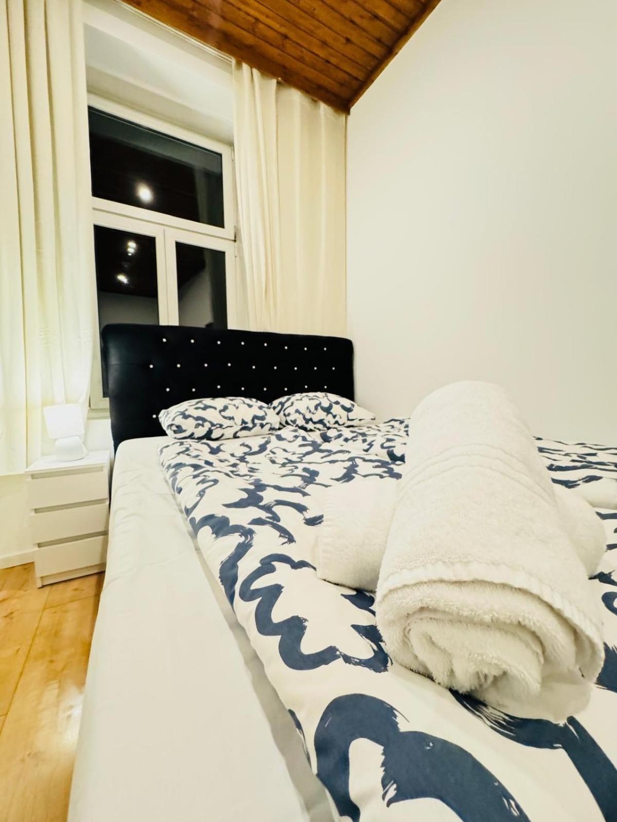 Convenient 4br Shared For 11p, 10 Min To Atzgersdorf Apartamento
