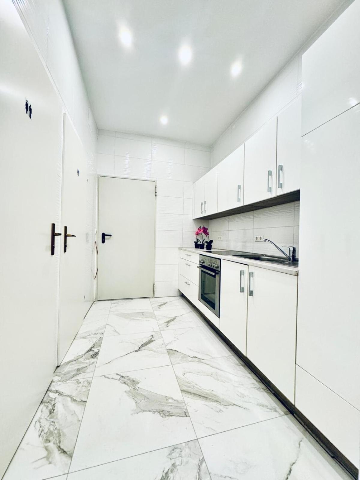 Convenient 4br Shared For 11p, 10 Min To Atzgersdorf Viena