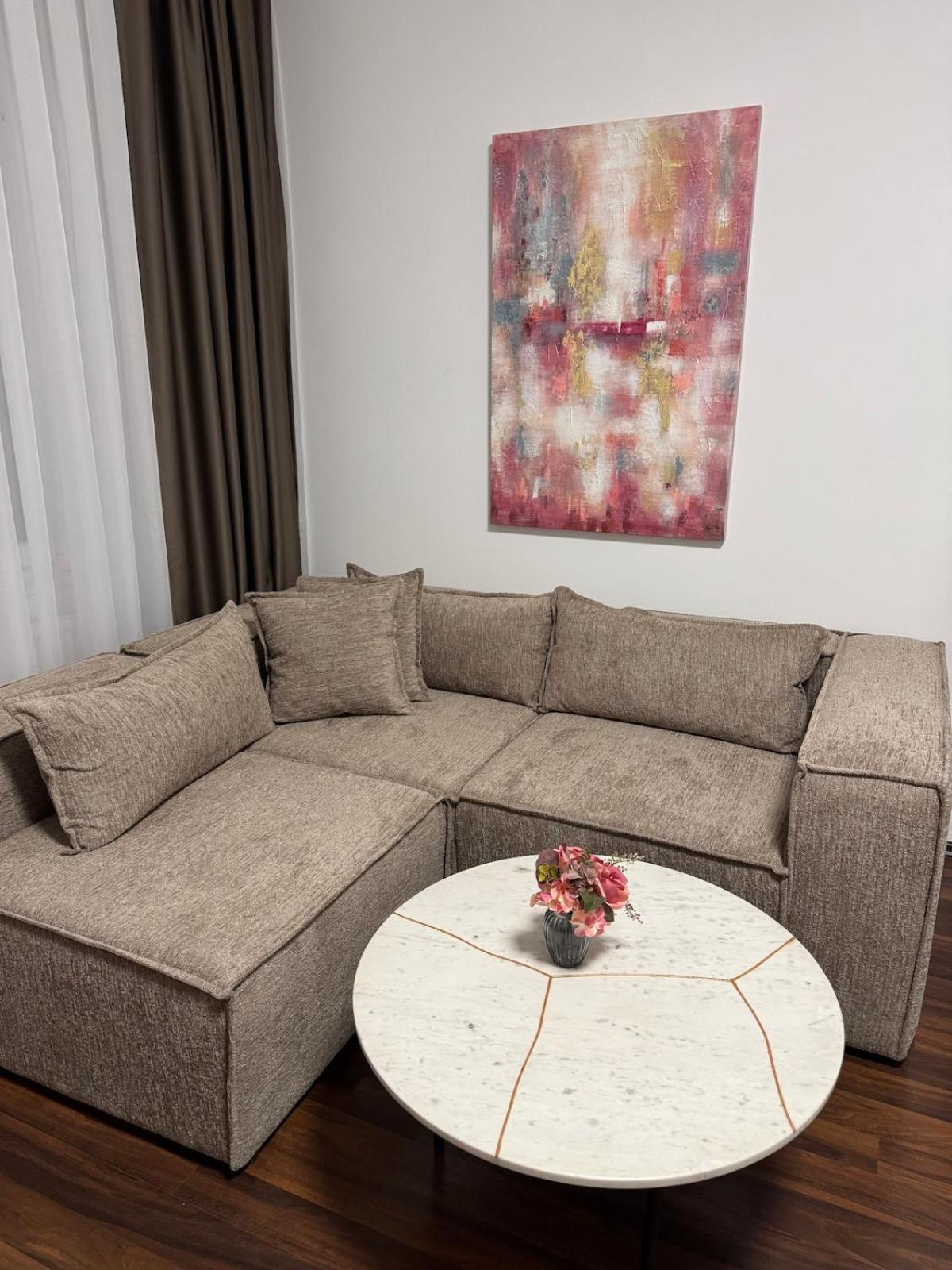 New! Centrally Located 5 Apartment