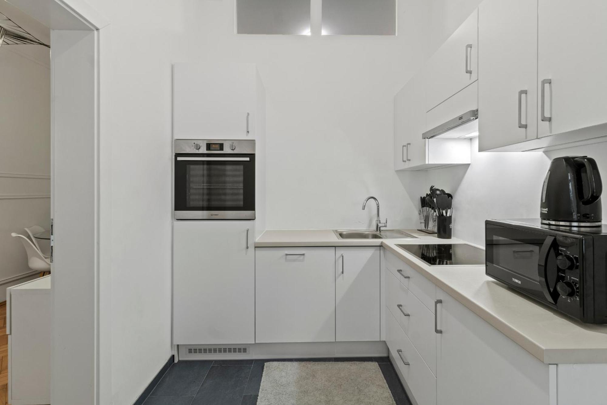 Next To Shopping Street And Subway Station, Few Minutes To Stephansplatz