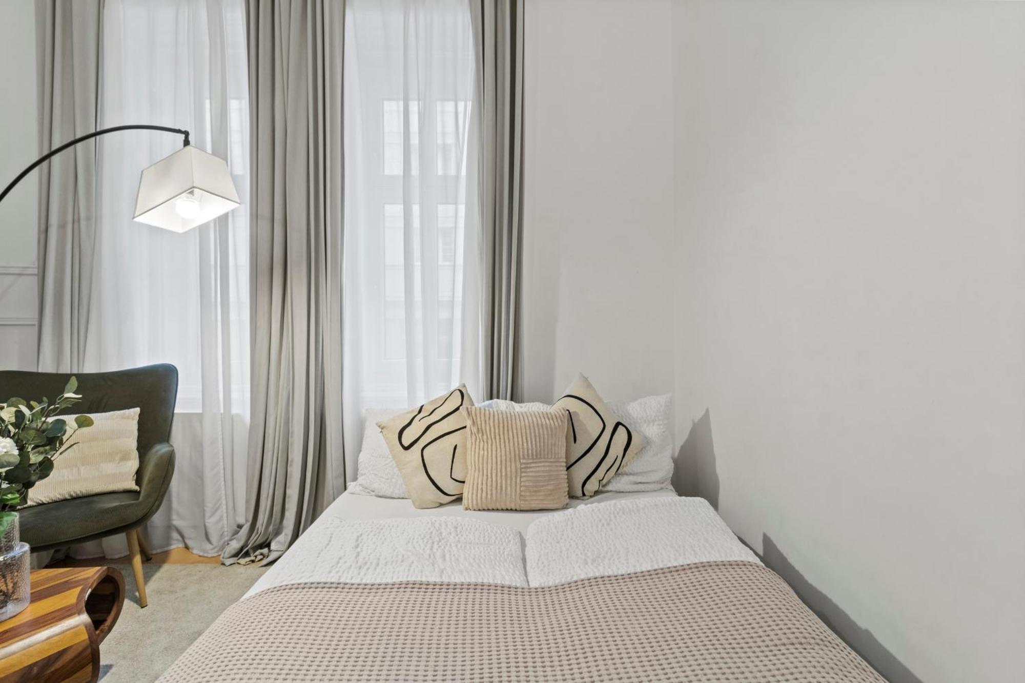 Next To Shopping Street And Subway Station, Few Minutes To Stephansplatz Apartment