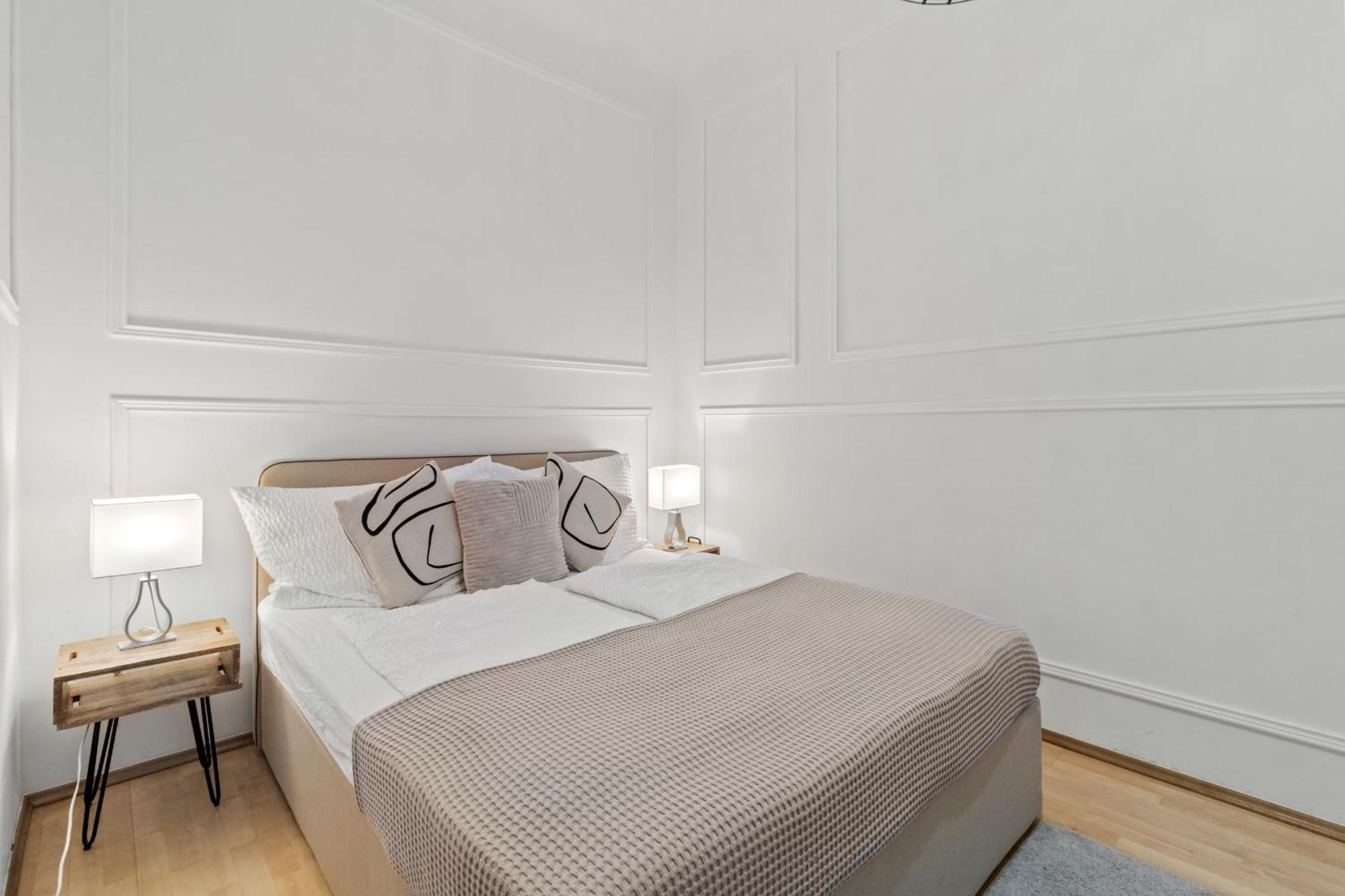 Next To Shopping Street And Subway Station, Few Minutes To Stephansplatz Apartment