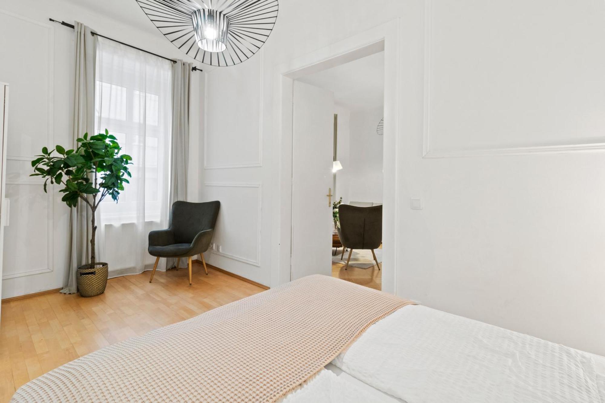 Next To Shopping Street And Subway Station, Few Minutes To Stephansplatz *