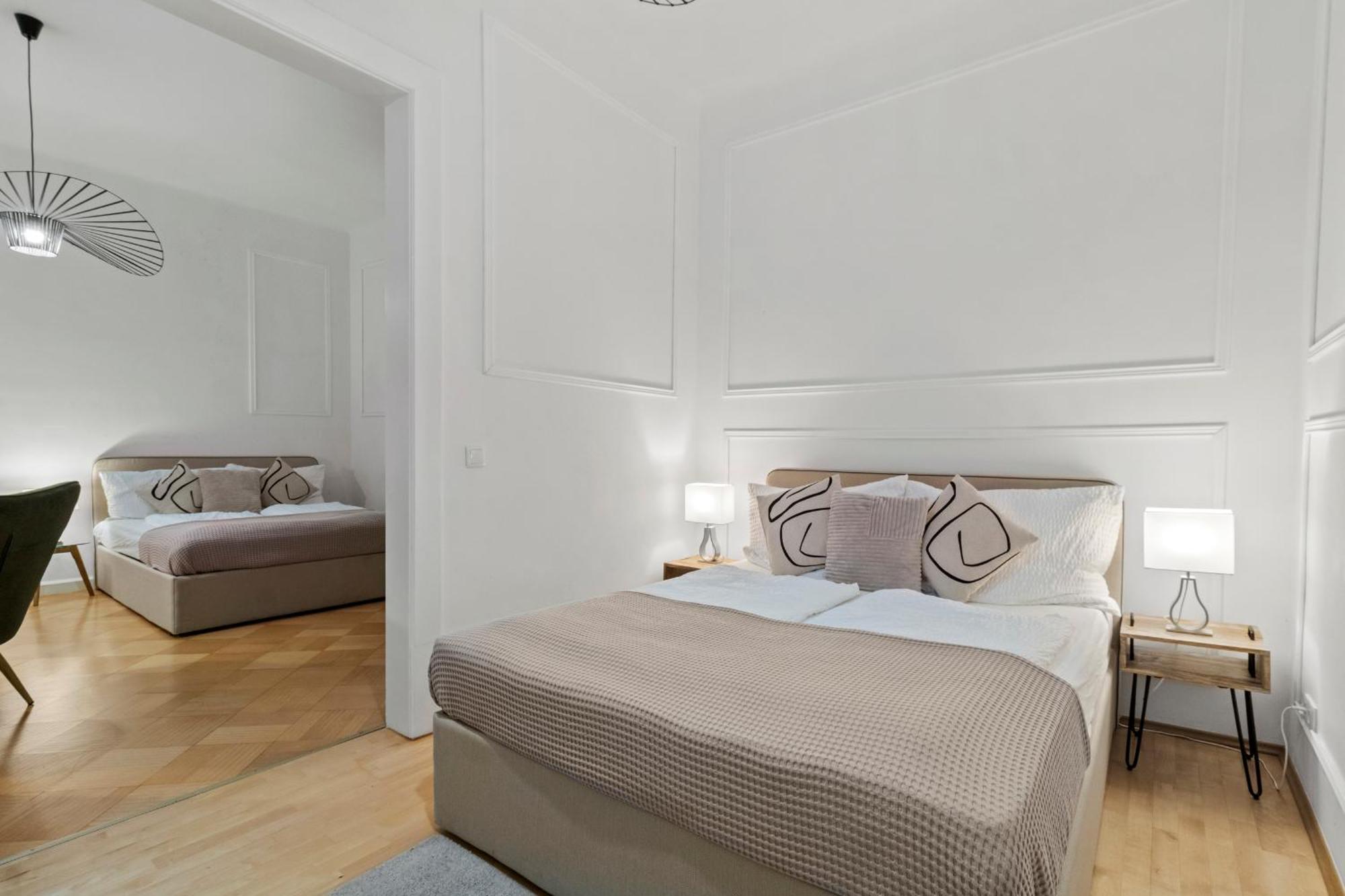 Next To Shopping Street And Subway Station, Few Minutes To Stephansplatz Apartment *