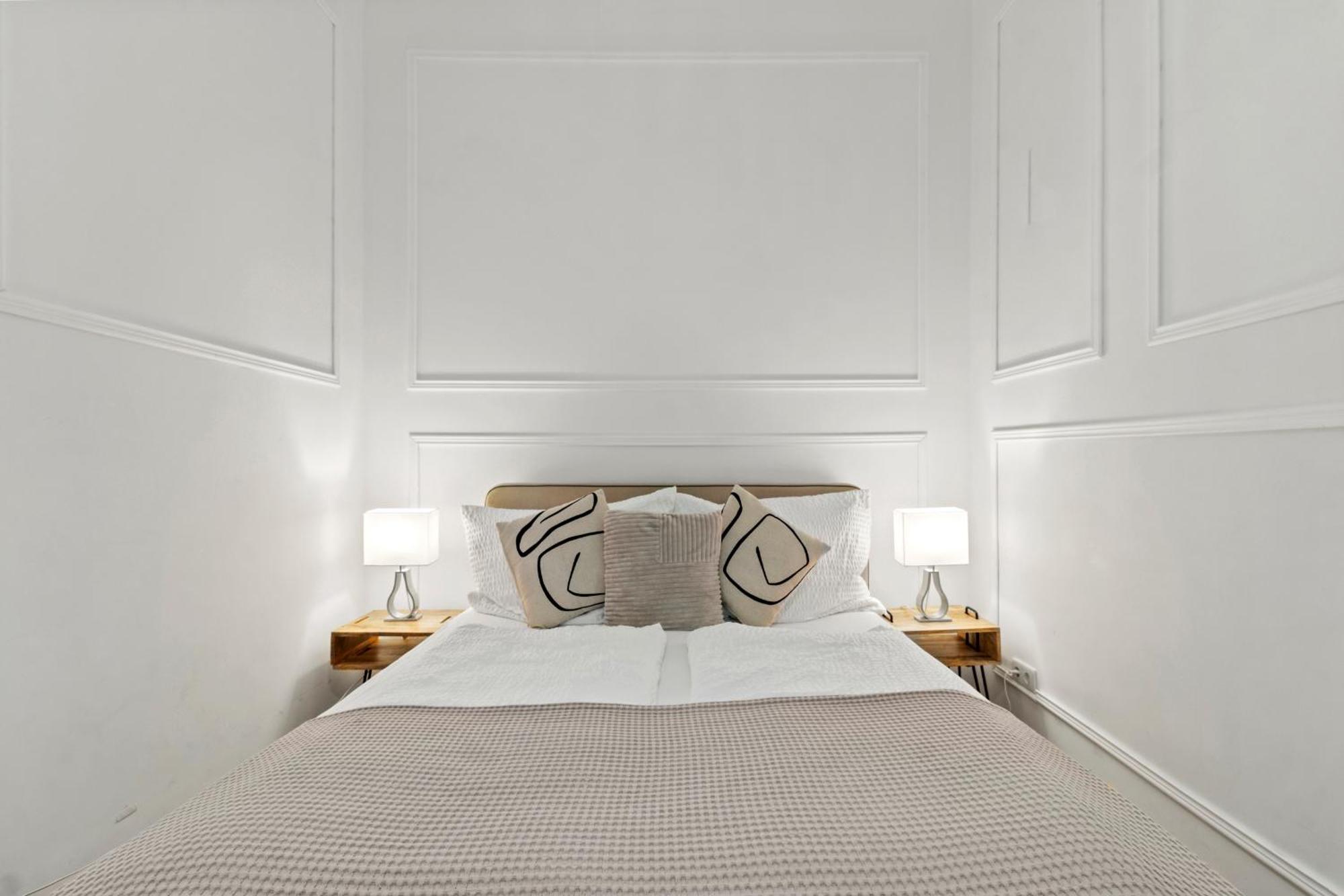Next To Shopping Street And Subway Station, Few Minutes To Stephansplatz *