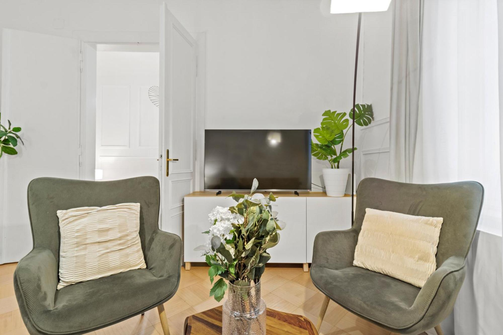 Next To Shopping Street And Subway Station, Few Minutes To Stephansplatz Apartment *