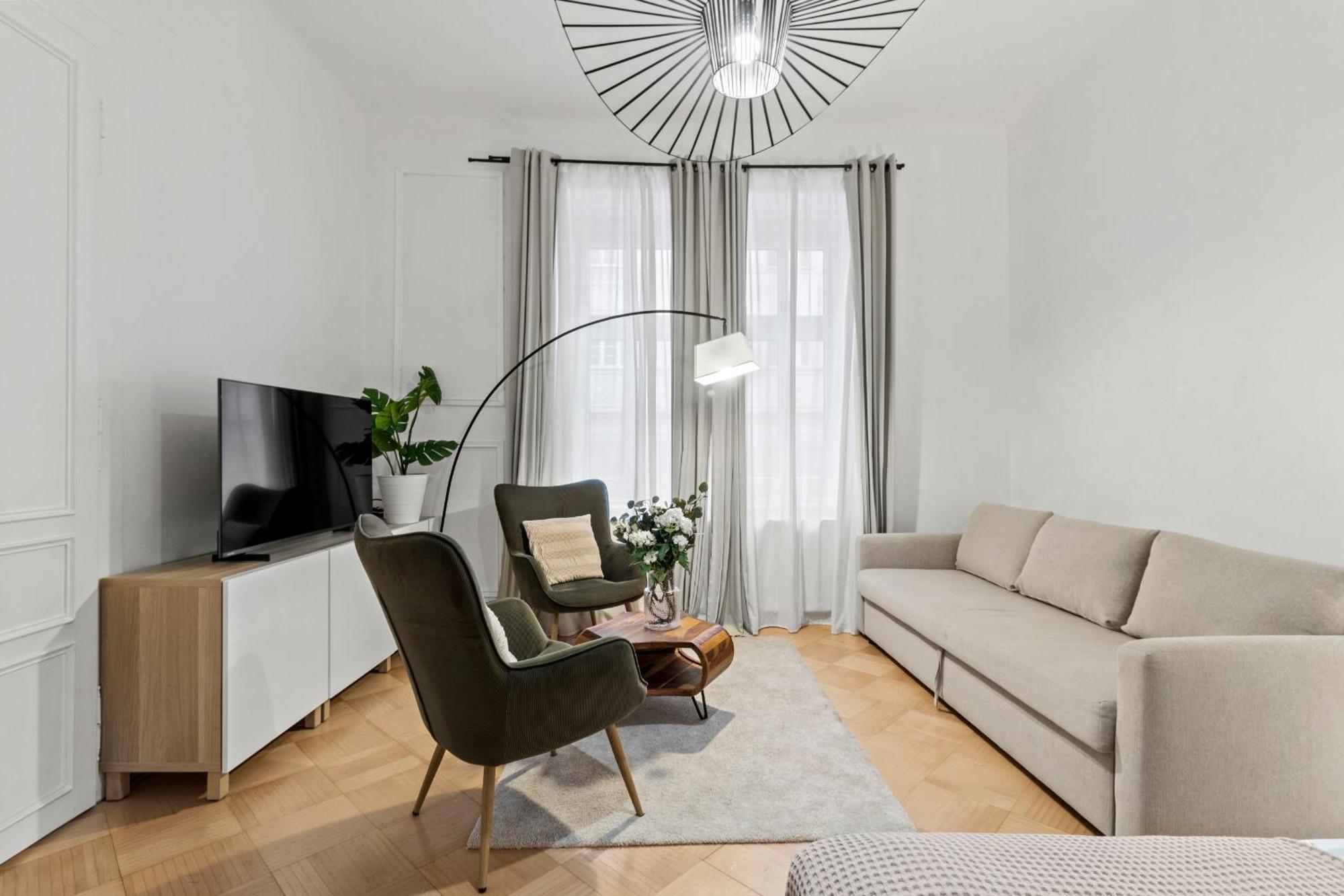 Apartment Next To Shopping Street And Subway Station, Few Minutes To Stephansplatz Wien