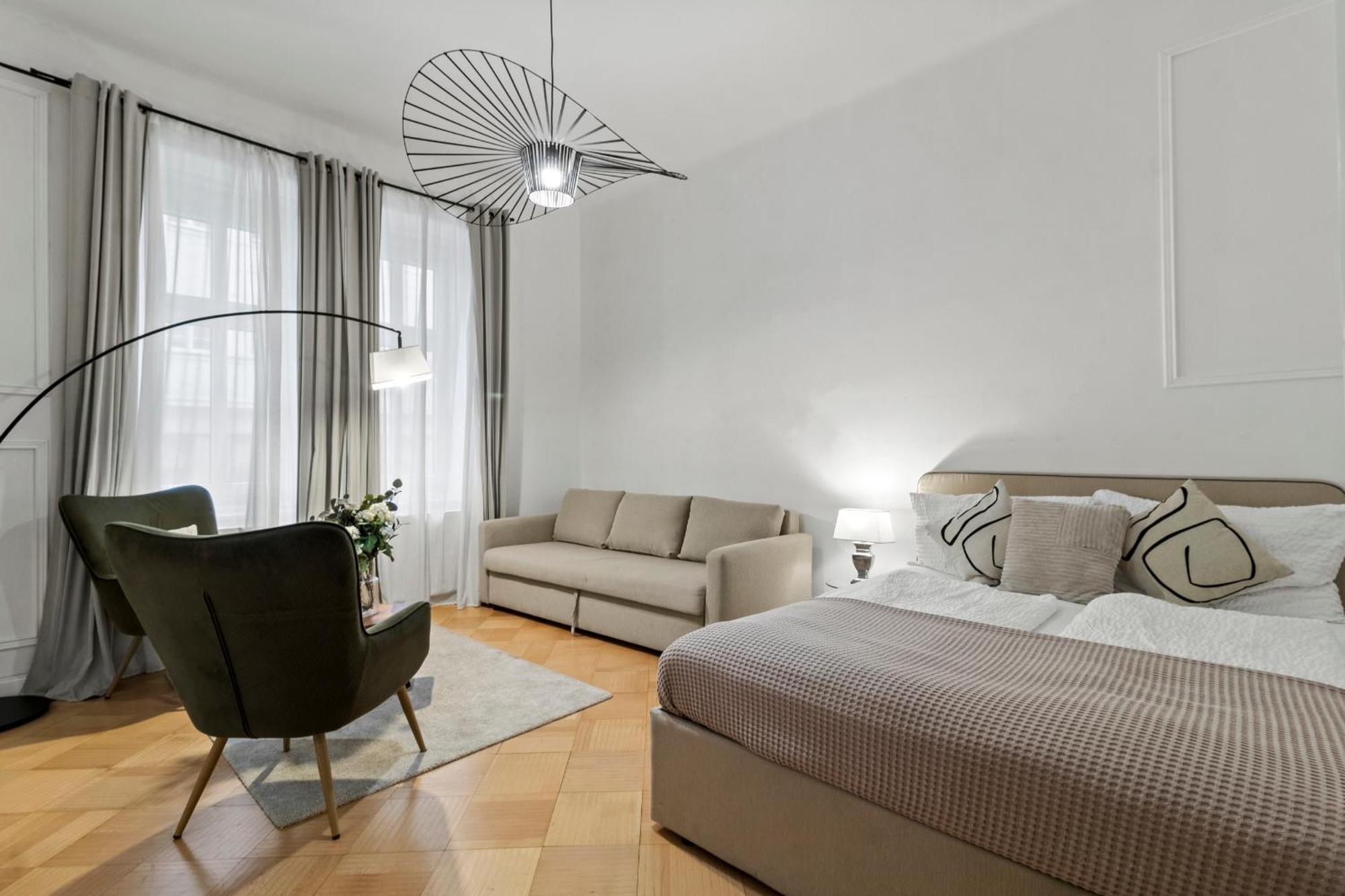 Next To Shopping Street And Subway Station, Few Minutes To Stephansplatz